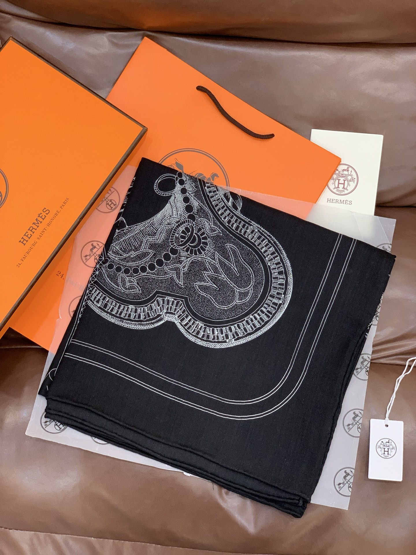 “盛宴”140厘米丝绒高级黑方巾【双面同色】手工卷边丝绒真丝方巾（30%真丝70%羊绒）这款典藏方巾展现