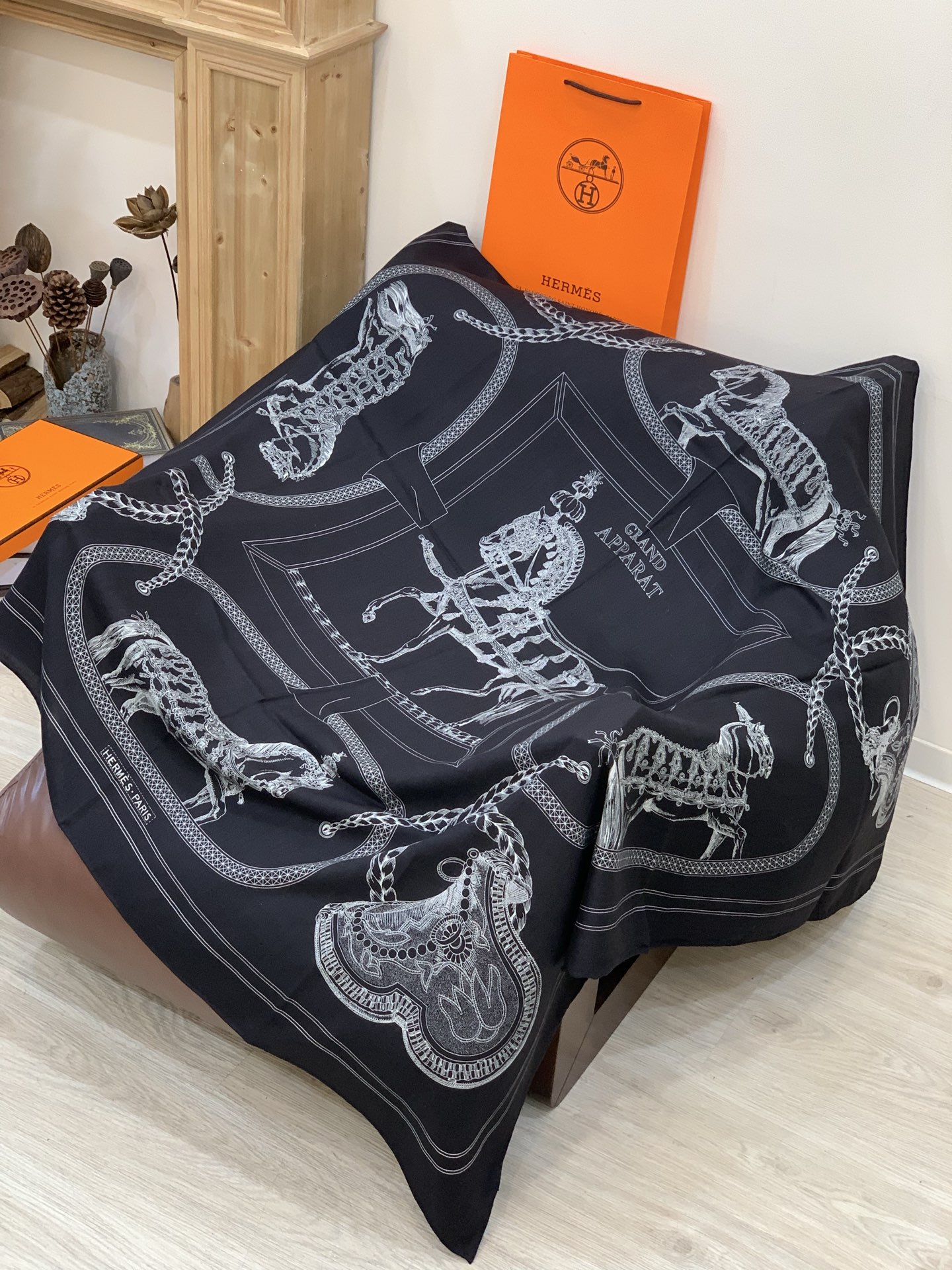 “盛宴”140厘米丝绒高级黑方巾【双面同色】手工卷边丝绒真丝方巾（30%真丝70%羊绒）这款典藏方巾展现