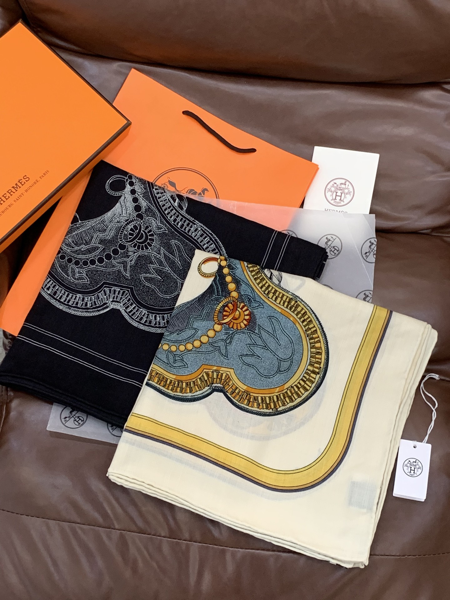 “盛宴”140厘米丝绒高级黑方巾【双面同色】手工卷边丝绒真丝方巾（30%真丝70%羊绒）这款典藏方巾展现