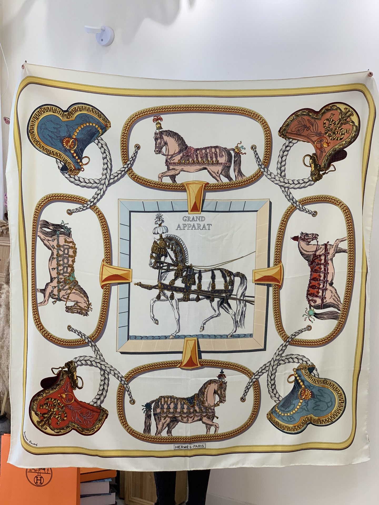 “盛宴”140厘米丝绒高级黑方巾【双面同色】手工卷边丝绒真丝方巾（30%真丝70%羊绒）这款典藏方巾展现