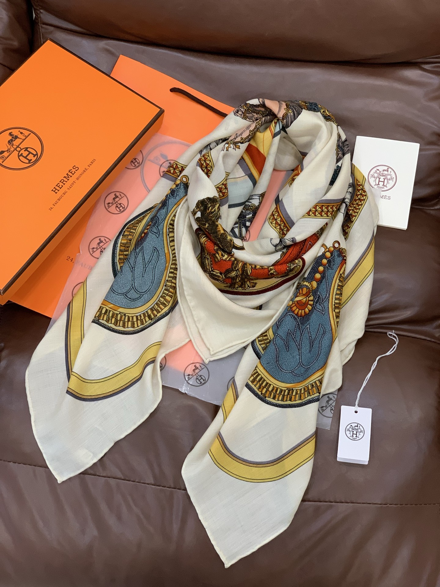 “盛宴”140厘米丝绒高级黑方巾【双面同色】手工卷边丝绒真丝方巾（30%真丝70%羊绒）这款典藏方巾展现