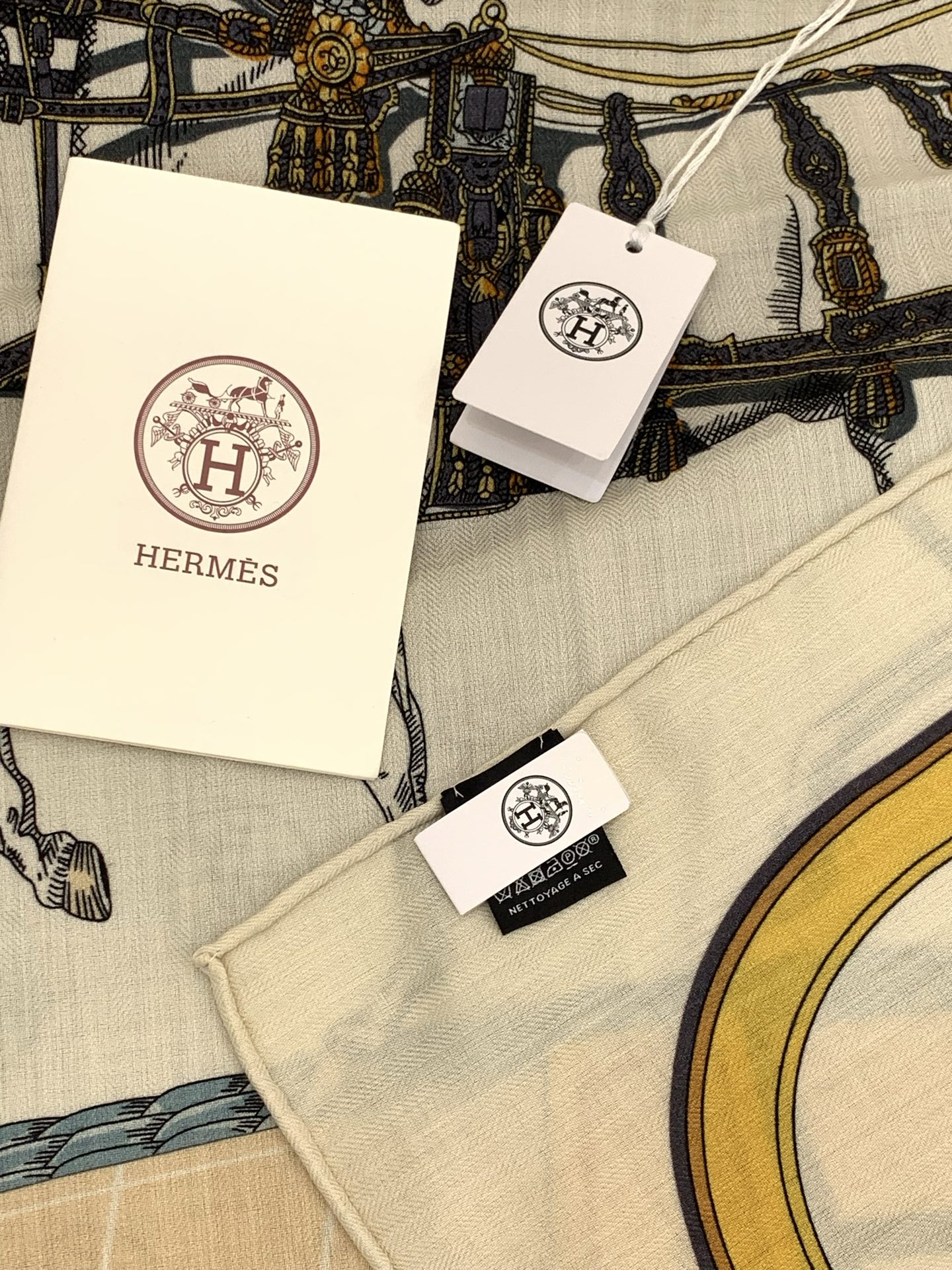 “盛宴”140厘米丝绒高级黑方巾【双面同色】手工卷边丝绒真丝方巾（30%真丝70%羊绒）这款典藏方巾展现