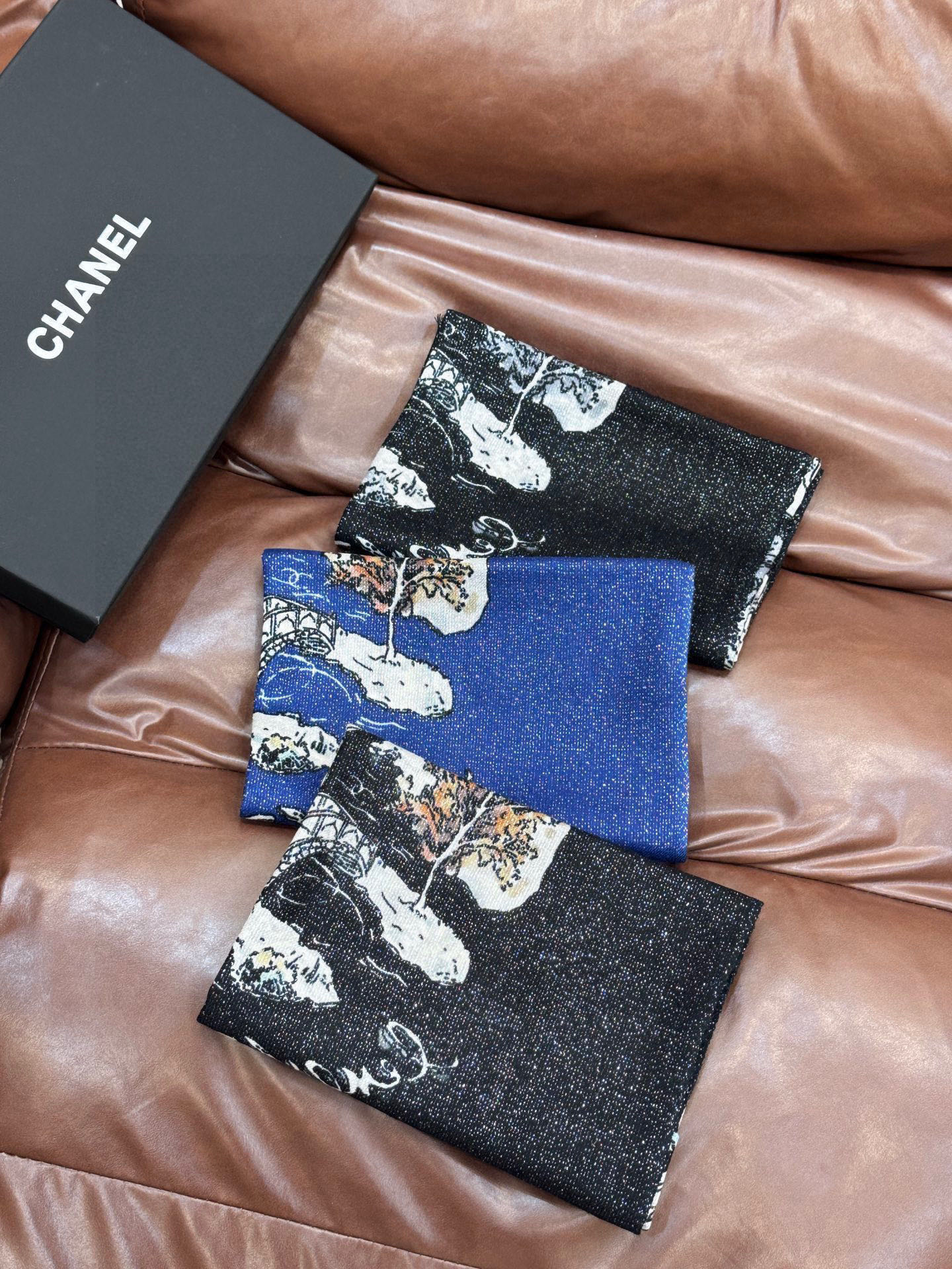 会发光发亮的围巾 2025秋冬高级成衣系列～Chanel 此系列谱写一曲自由轻灵的赞歌本系列作品创新演绎