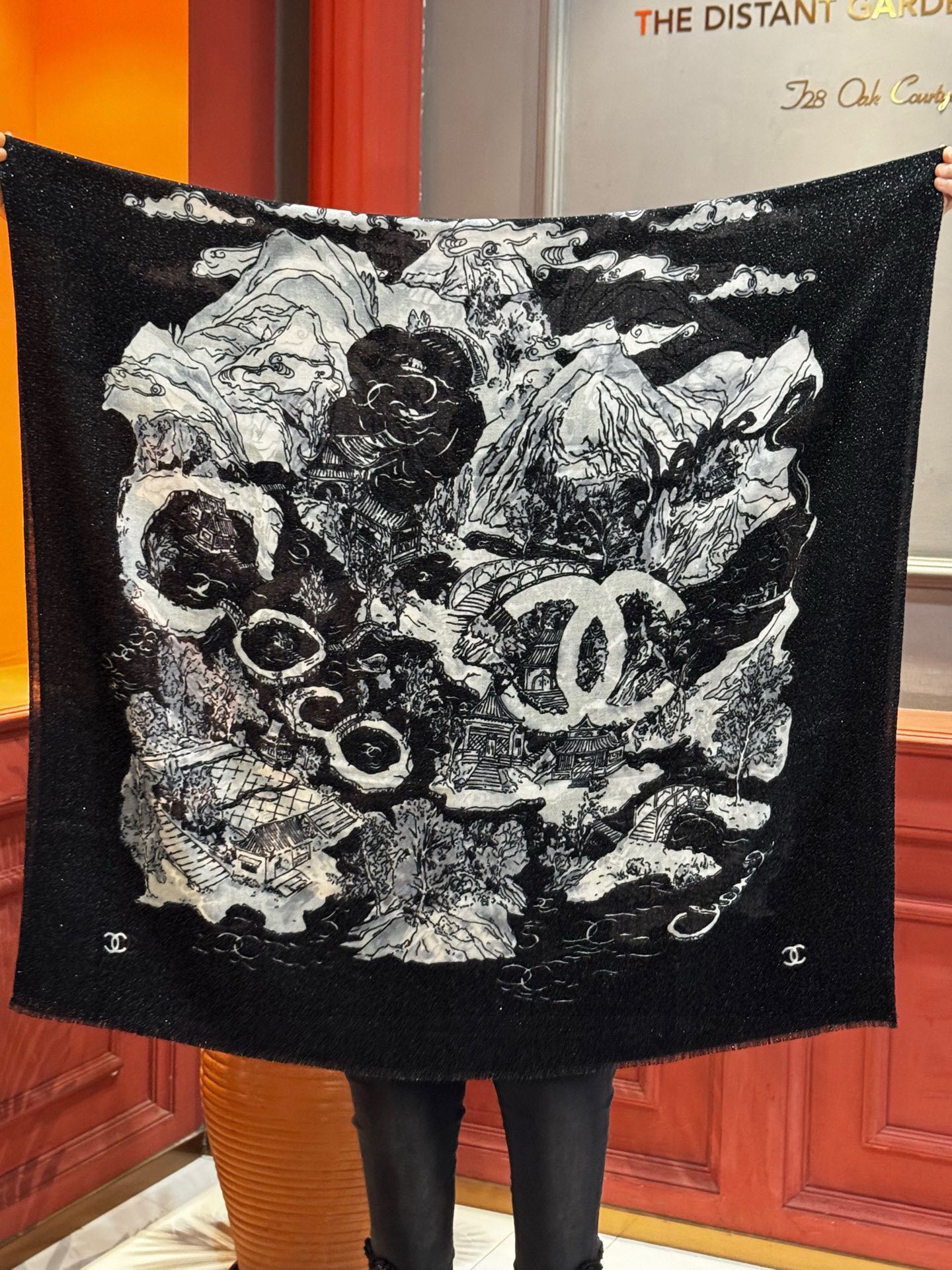 会发光发亮的围巾 2025秋冬高级成衣系列～Chanel 此系列谱写一曲自由轻灵的赞歌本系列作品创新演绎