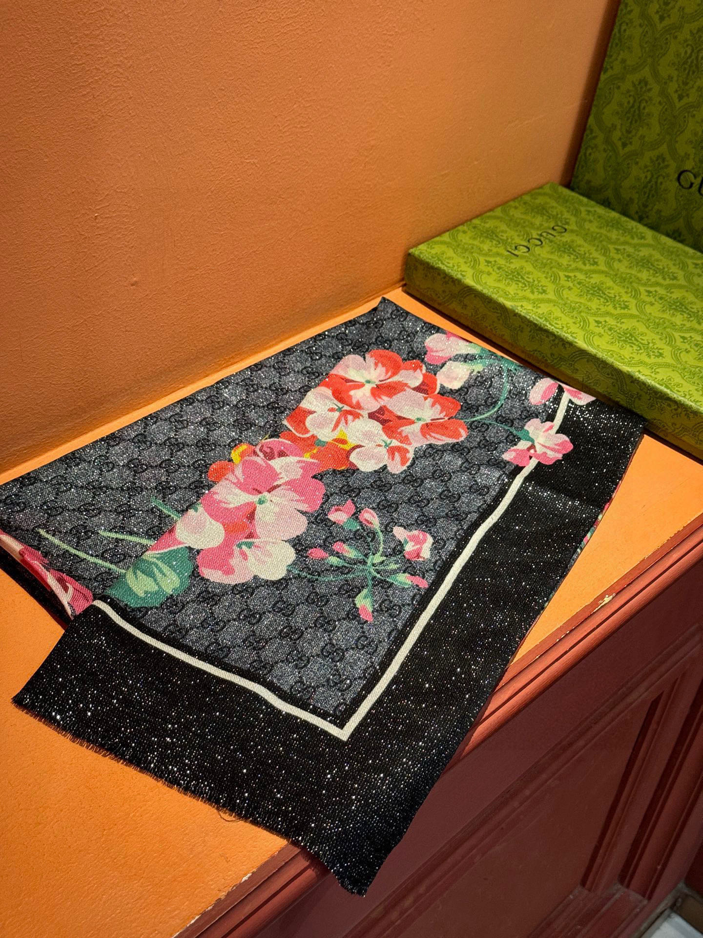 Gucci花卉羊绒围巾~超级抬气色！高级女人味！】羊绒围巾也能这么美！！！Gucci这款双面花卉羊绒围巾