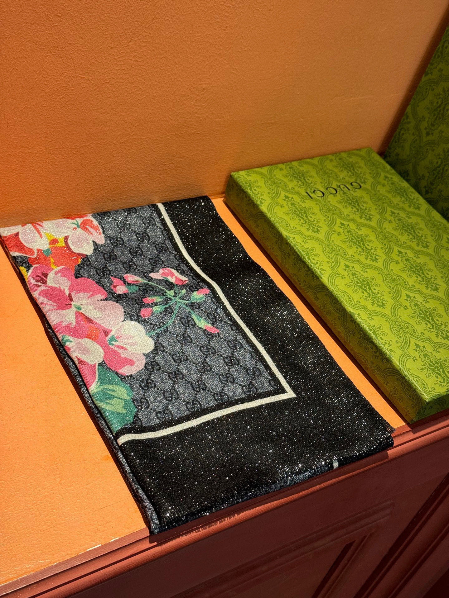 Gucci花卉羊绒围巾~超级抬气色！高级女人味！】羊绒围巾也能这么美！！！Gucci这款双面花卉羊绒围巾