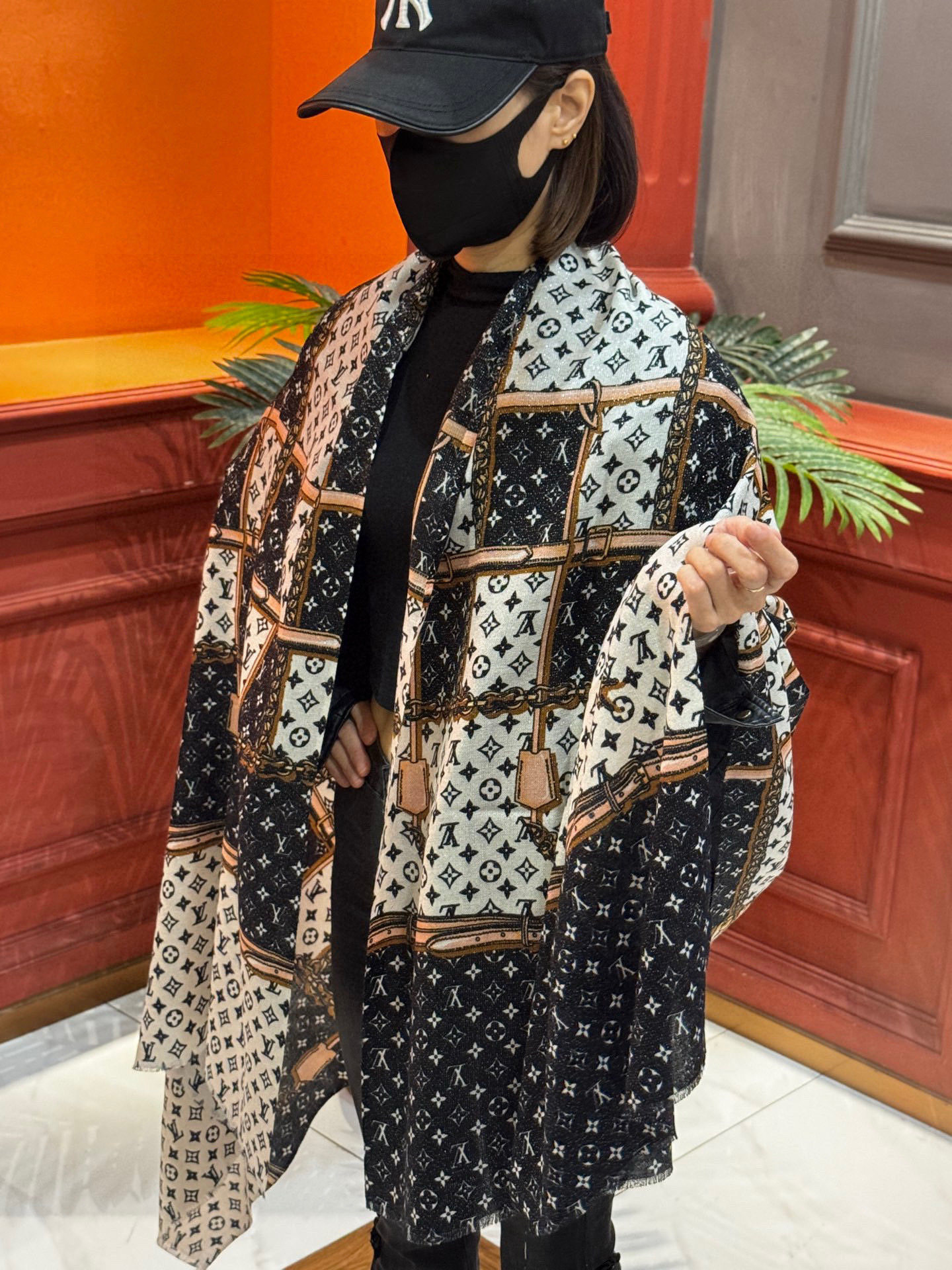 会发光发亮的围巾真心赞‼️驴家【L链条箱包花纹银丝长巾】银丝印花羊绒长巾，2025新款银丝长巾来撷Nou