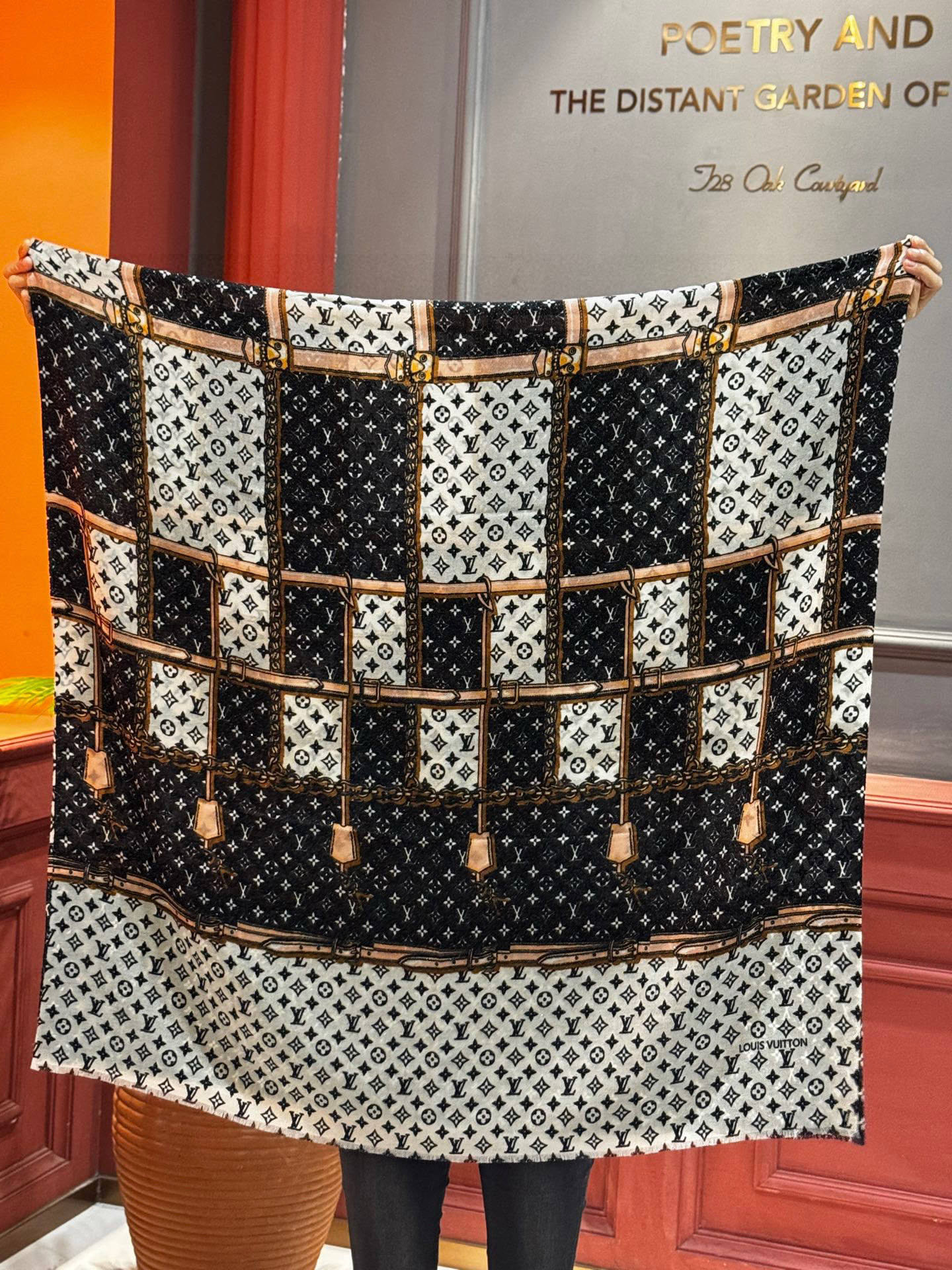 会发光发亮的围巾真心赞‼️驴家【L链条箱包花纹银丝长巾】银丝印花羊绒长巾，2025新款银丝长巾来撷Nou