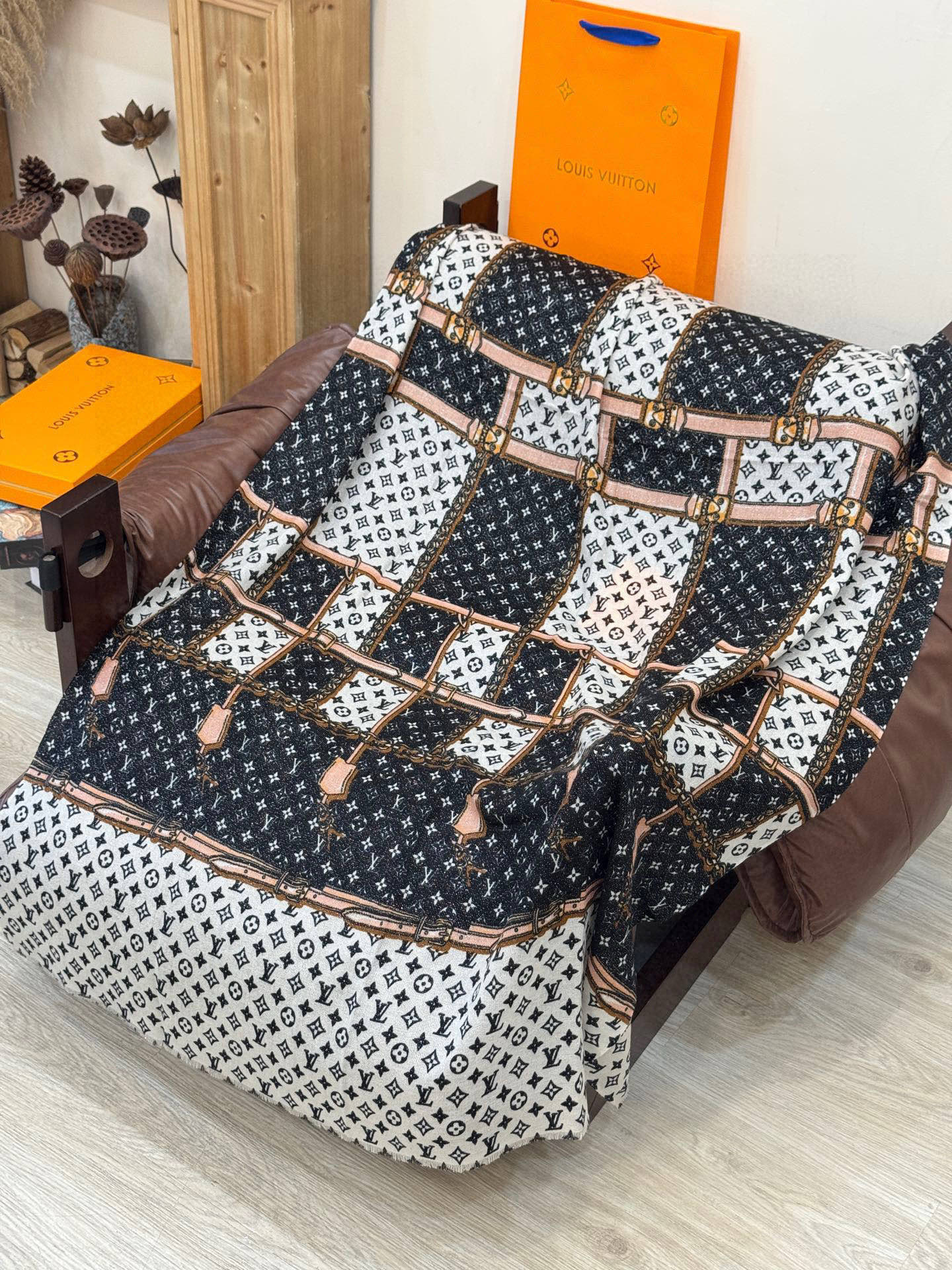 会发光发亮的围巾真心赞‼️驴家【L链条箱包花纹银丝长巾】银丝印花羊绒长巾，2025新款银丝长巾来撷Nou