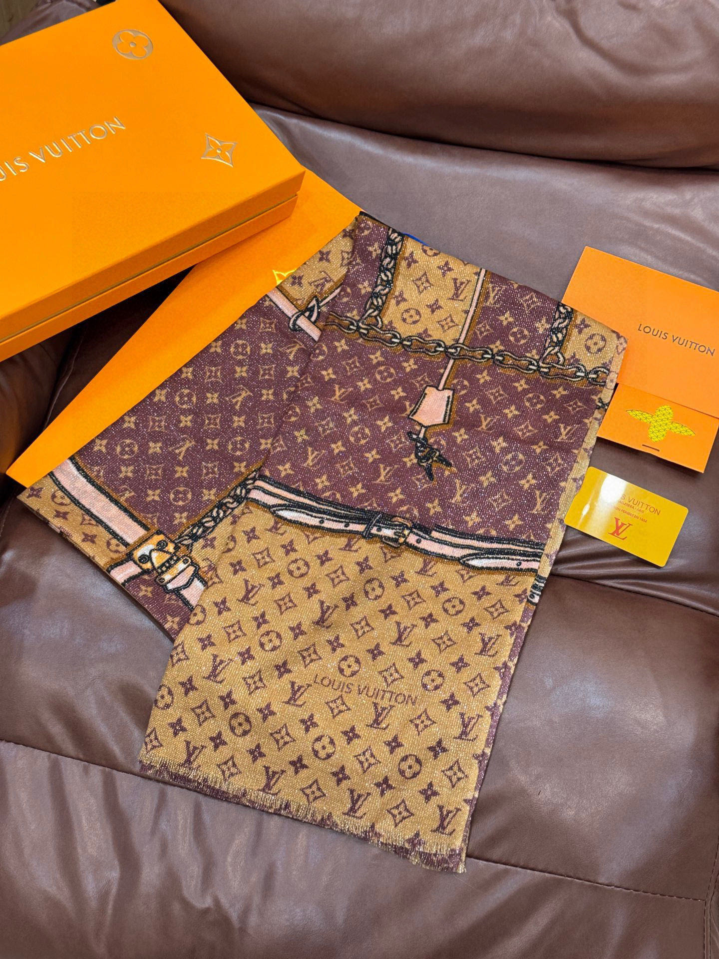 会发光发亮的围巾真心赞‼️驴家【L链条箱包花纹银丝长巾】银丝印花羊绒长巾，2025新款银丝长巾来撷Nou