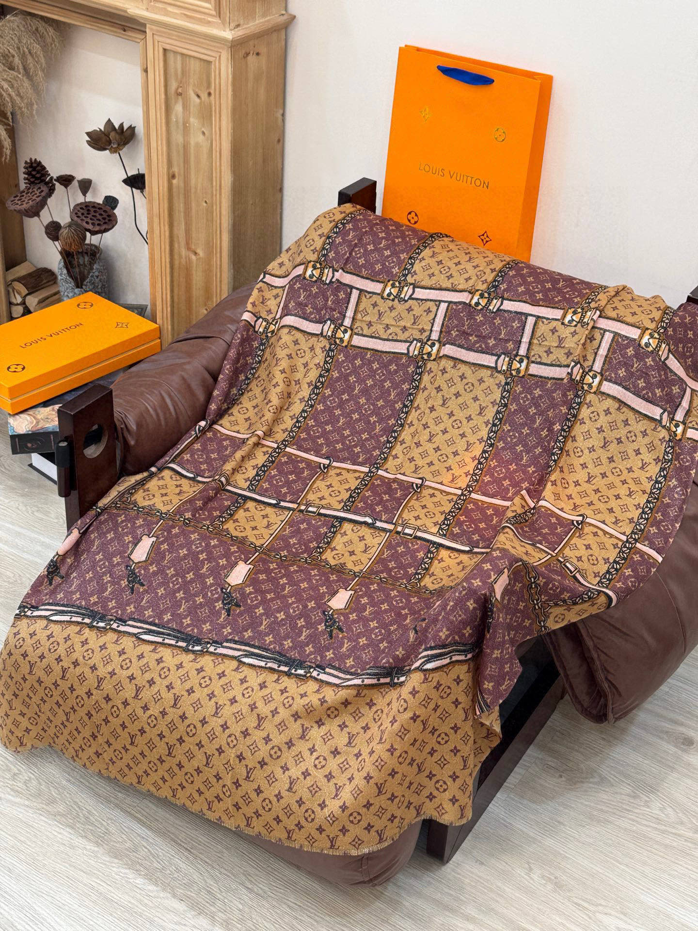 会发光发亮的围巾真心赞‼️驴家【L链条箱包花纹银丝长巾】银丝印花羊绒长巾，2025新款银丝长巾来撷Nou