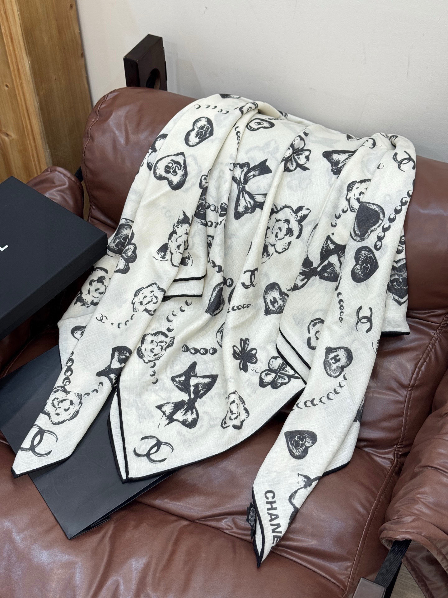 Chanel ~25秋冬新品～【爱心珍珠四叶草】【140双面丝绒披肩】手工卷边丝绒方巾（30%桑蚕丝70