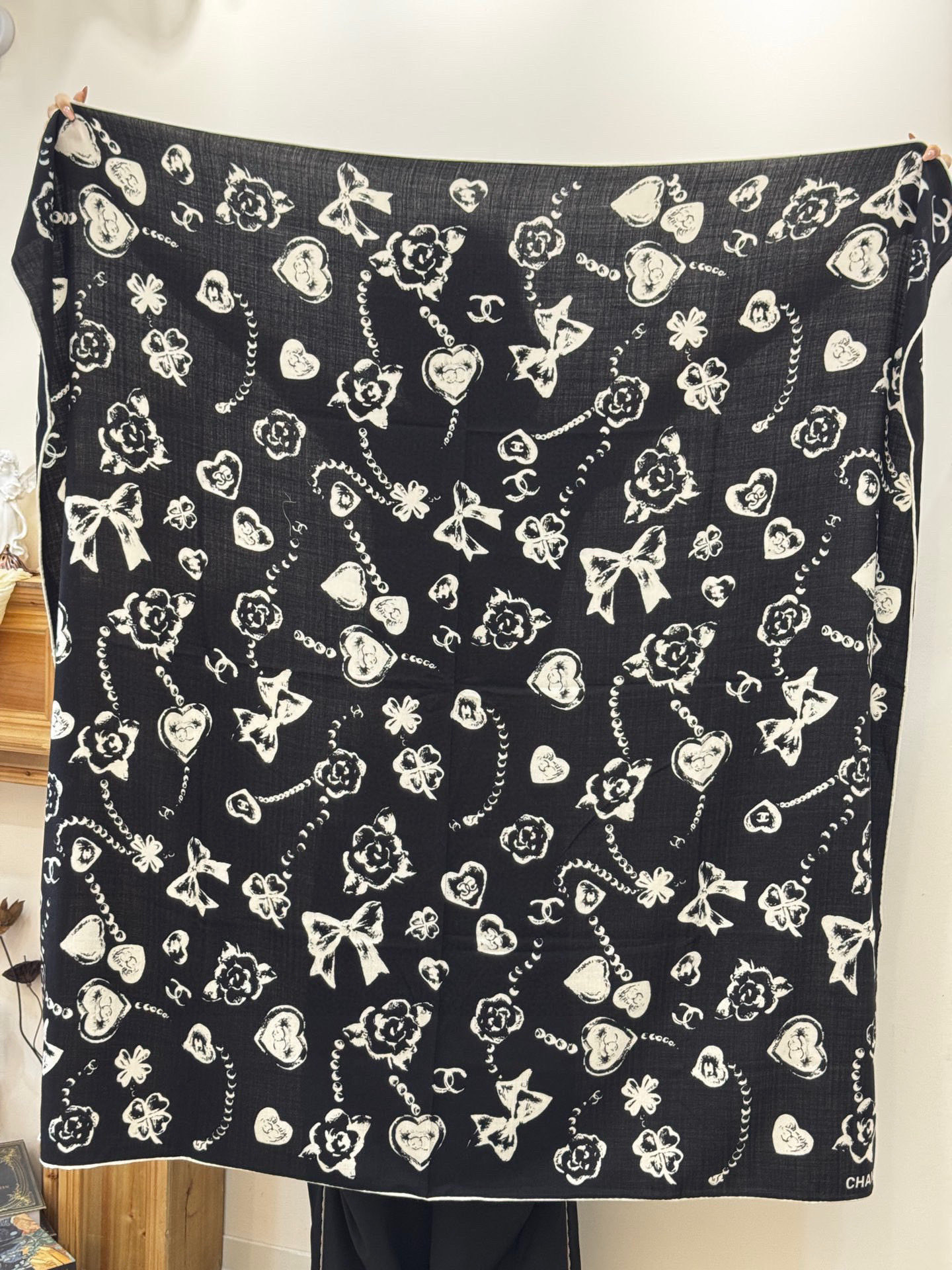 Chanel ~25秋冬新品～【爱心珍珠四叶草】【140双面丝绒披肩】手工卷边丝绒方巾（30%桑蚕丝70