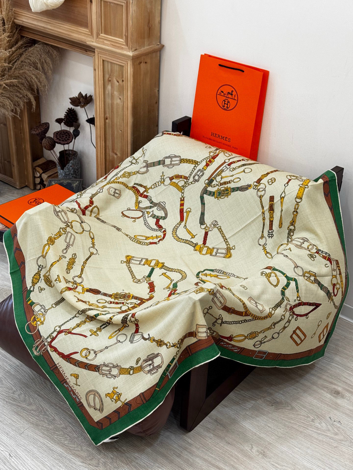 羊绒新款🆕👏👏买了都说好看‼️推荐💕爱马仕双面同色羊绒方巾【跃动的马儿双面同色140】，顶级工艺超值‼️