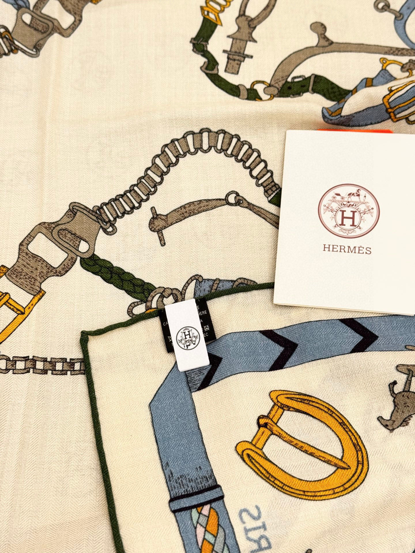 羊绒新款🆕👏👏买了都说好看‼️推荐💕爱马仕双面同色羊绒方巾【跃动的马儿双面同色140】，顶级工艺超值‼️