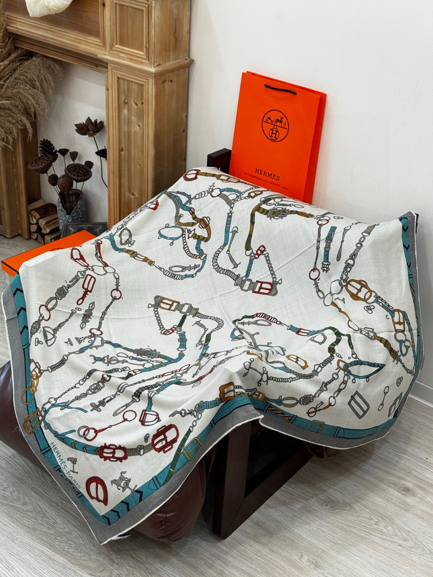 羊绒新款🆕👏👏买了都说好看‼️推荐💕爱马仕双面同色羊绒方巾【跃动的马儿双面同色140】，顶级工艺超值‼️