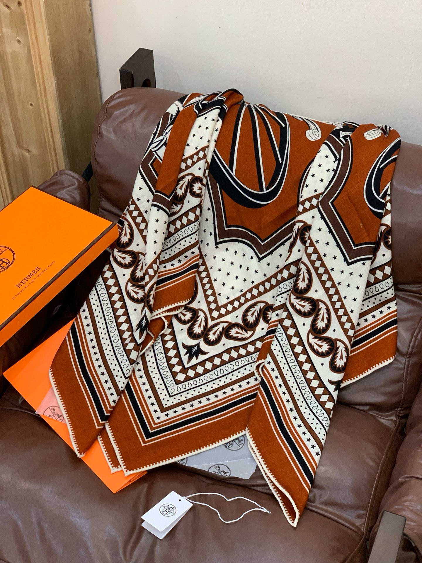 羊绒新款🆕👏👏买了都说好看‼️推荐💕爱马仕双面同色羊绒方巾【双面同色140】，顶级工艺超值‼️爱马仕专柜