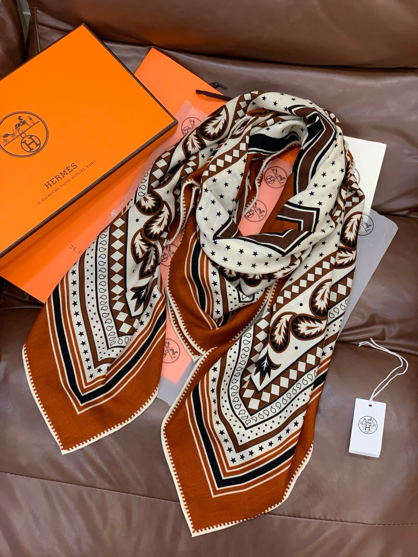 羊绒新款🆕👏👏买了都说好看‼️推荐💕爱马仕双面同色羊绒方巾【双面同色140】，顶级工艺超值‼️爱马仕专柜