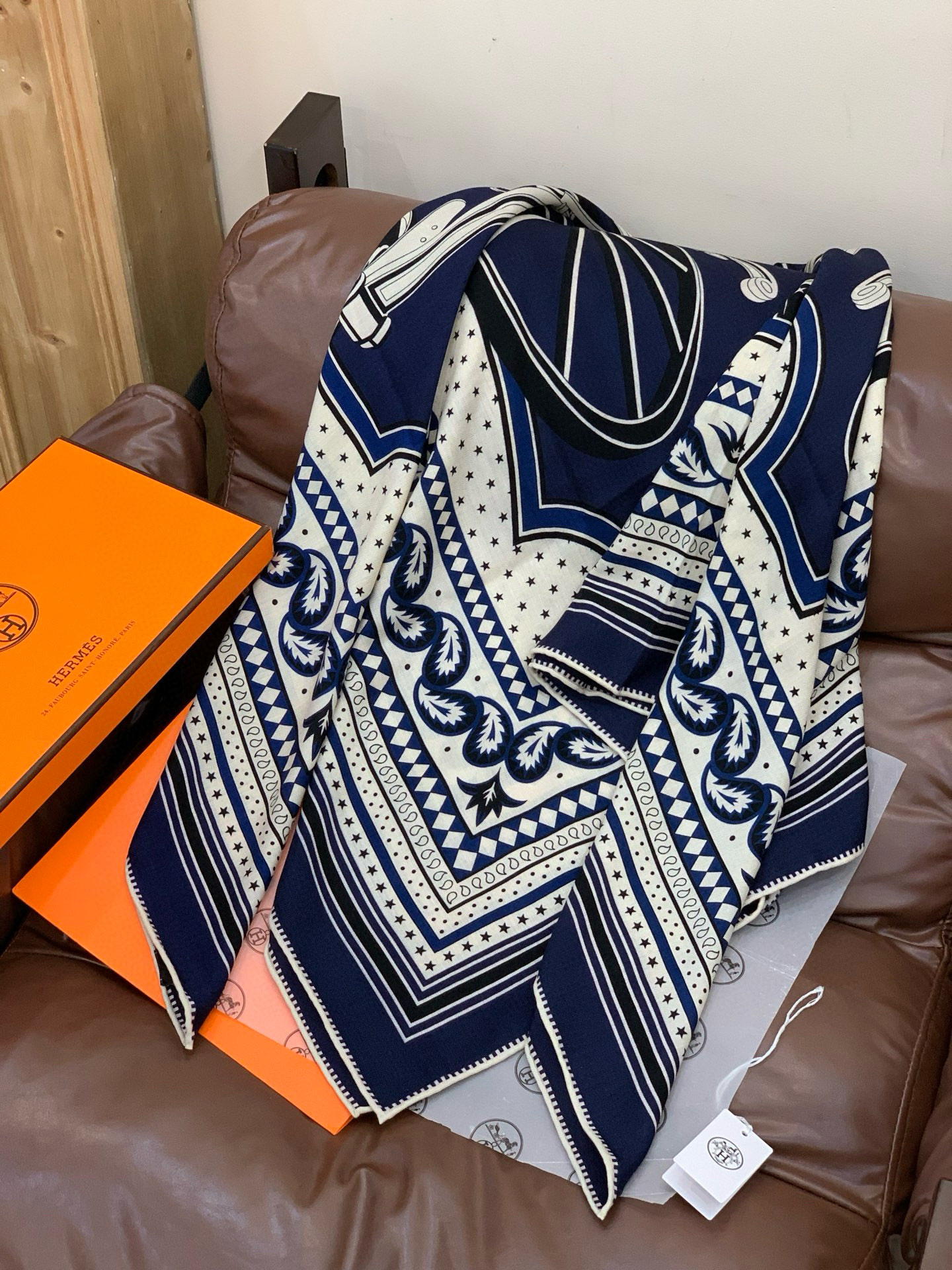 羊绒新款🆕👏👏买了都说好看‼️推荐💕爱马仕双面同色羊绒方巾【双面同色140】，顶级工艺超值‼️爱马仕专柜