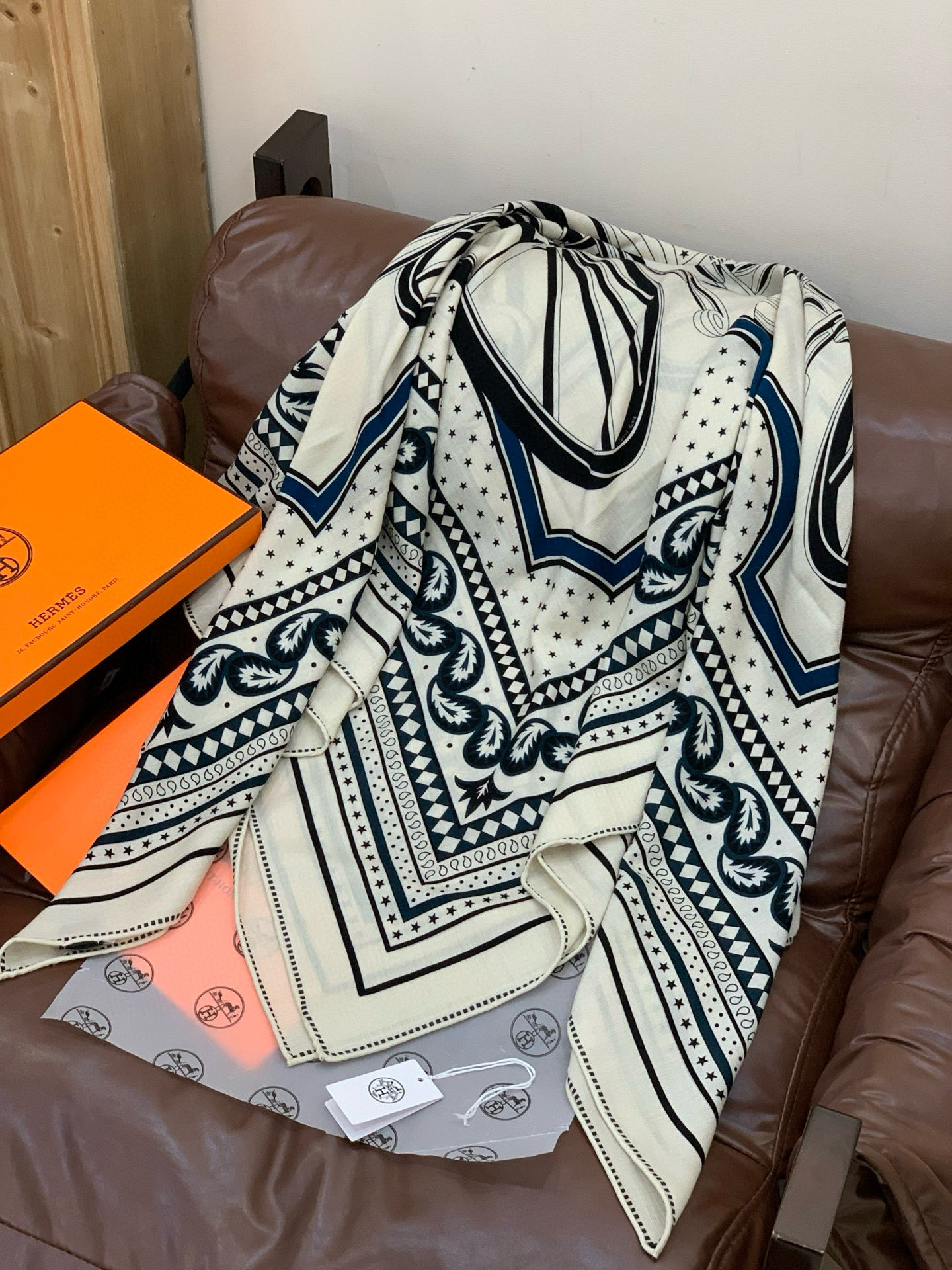 羊绒新款🆕👏👏买了都说好看‼️推荐💕爱马仕双面同色羊绒方巾【双面同色140】，顶级工艺超值‼️爱马仕专柜