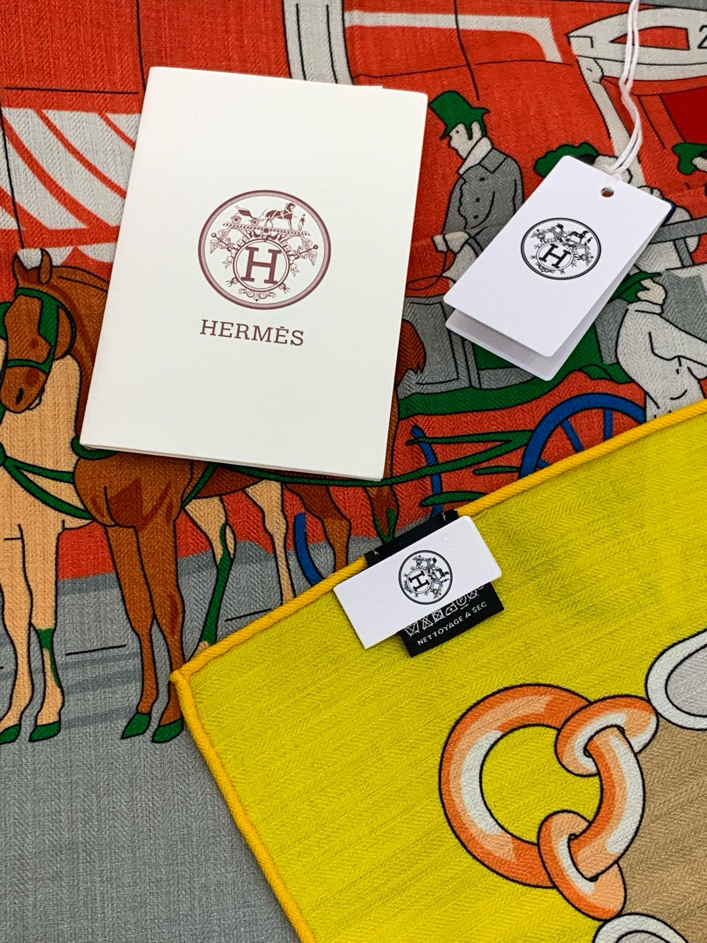 羊绒新款🆕👏👏买了都说好看‼️推荐💕爱马仕双面同色羊绒方巾【双面同色140】，顶级工艺超值‼️爱马仕专柜