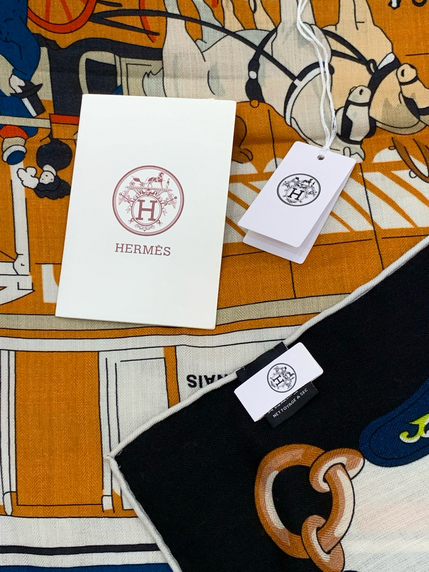 羊绒新款🆕👏👏买了都说好看‼️推荐💕爱马仕双面同色羊绒方巾【双面同色140】，顶级工艺超值‼️爱马仕专柜