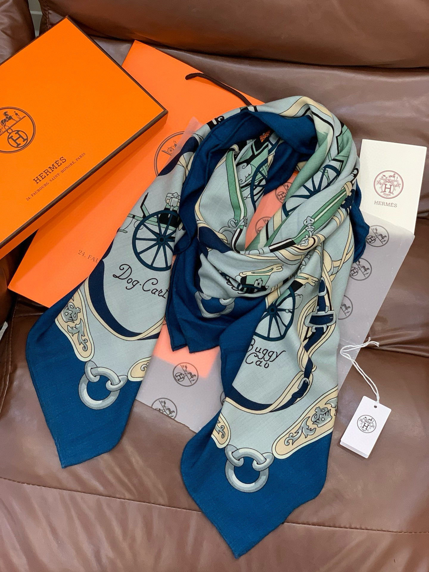 羊绒新款🆕👏👏买了都说好看‼️推荐💕爱马仕双面同色羊绒方巾【双面同色140】，顶级工艺超值‼️爱马仕专柜