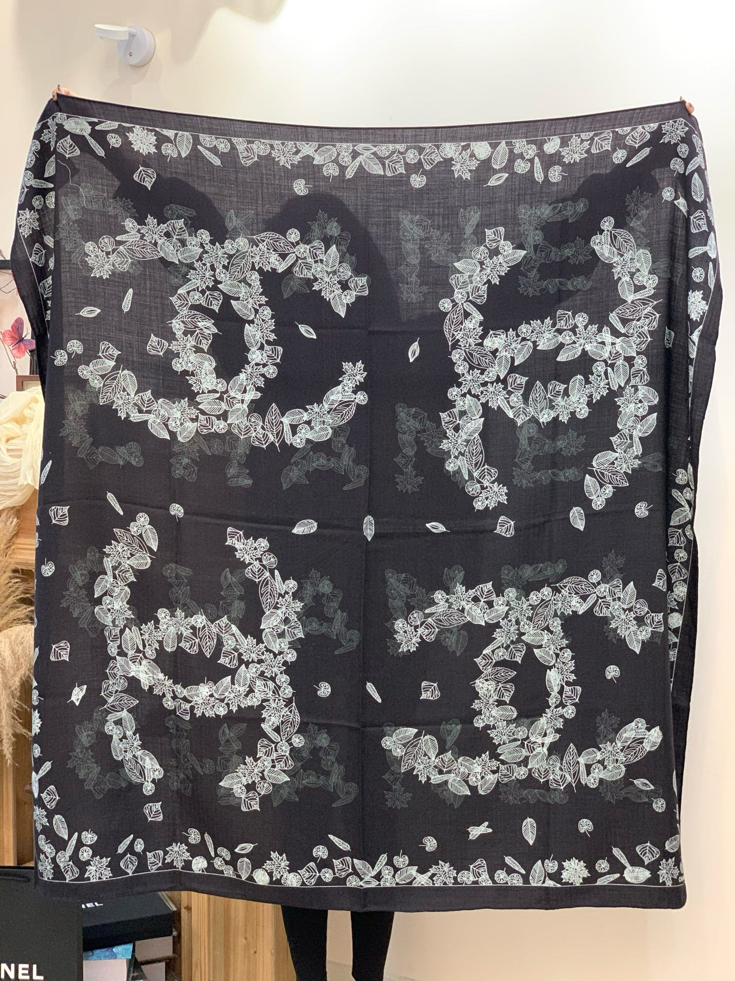 2025秋冬高级成衣系列～Chanel 【140双面同色丝绒披肩】此系列谱写一曲自由轻灵的赞歌本系列作品