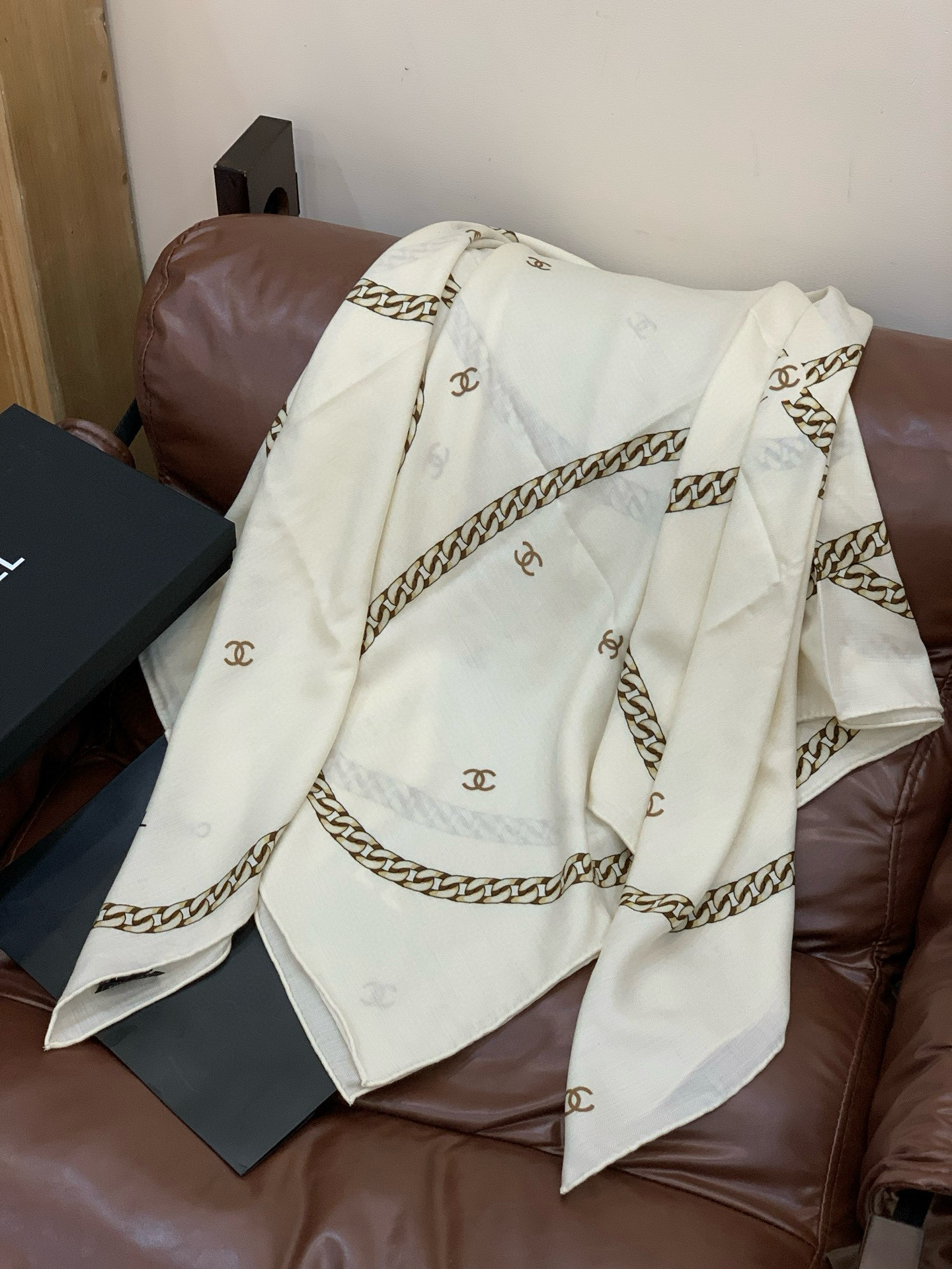 2025秋冬高级成衣系列～Chanel 【140双面同色丝绒披肩】此系列谱写一曲自由轻灵的赞歌本系列作品