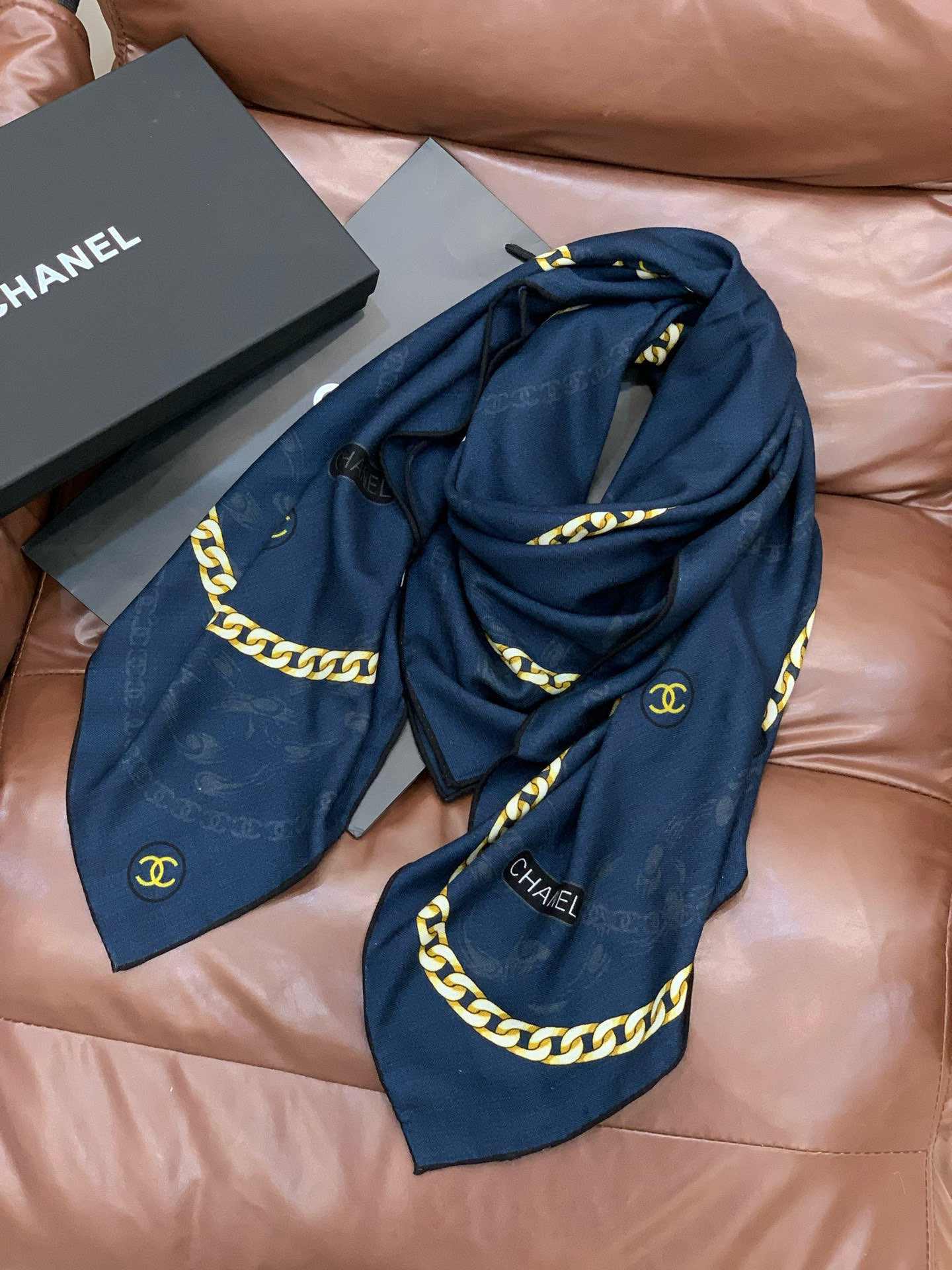 2025秋冬高级成衣系列～Chanel 【140双面同色丝绒披肩】此系列谱写一曲自由轻灵的赞歌本系列作品