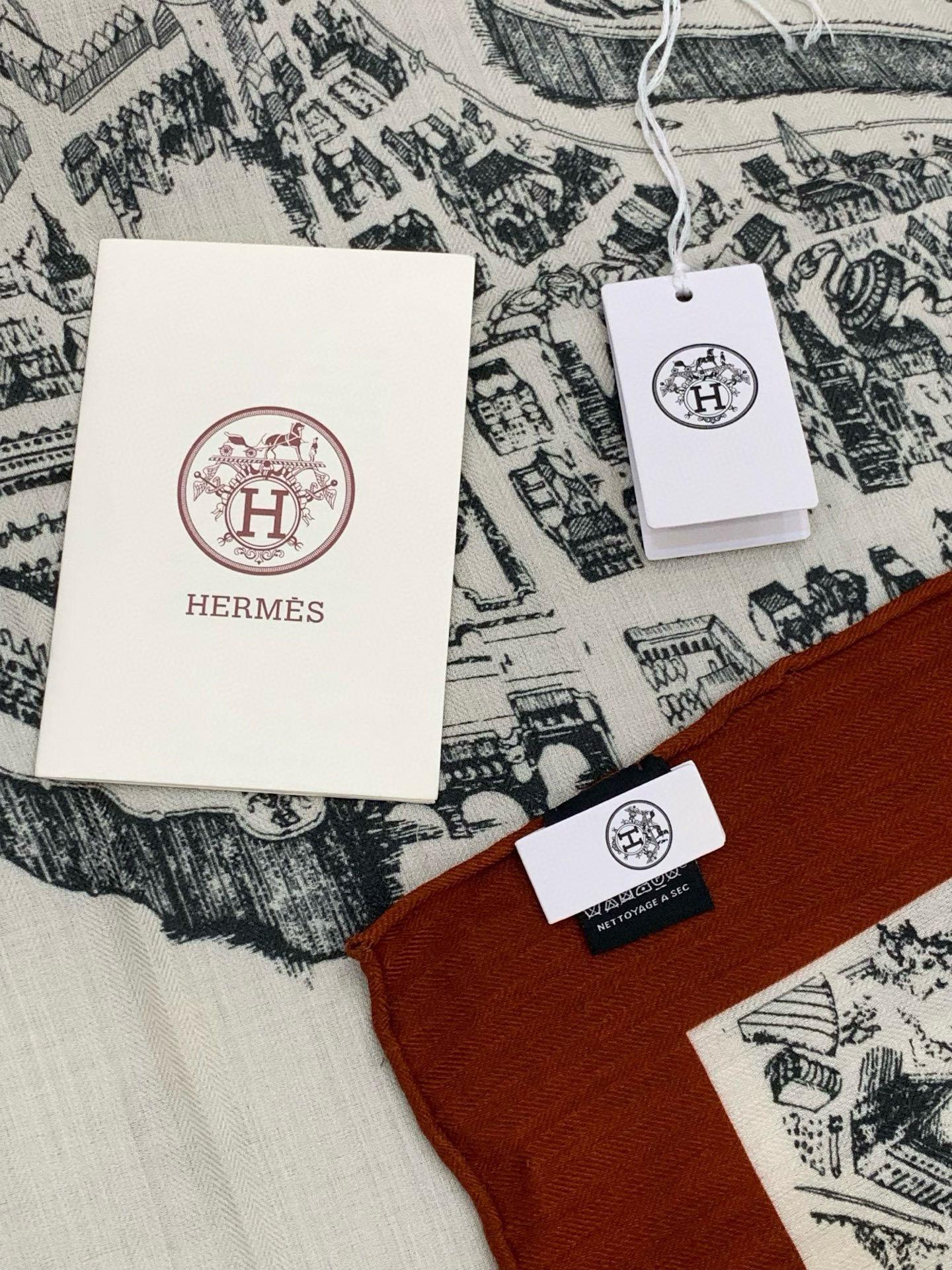 【140顶级丝羊绒双面同色披肩『骏马之城』！！超级气质！！】不仅美有其表，更有好品质与好细节的出彩内质！