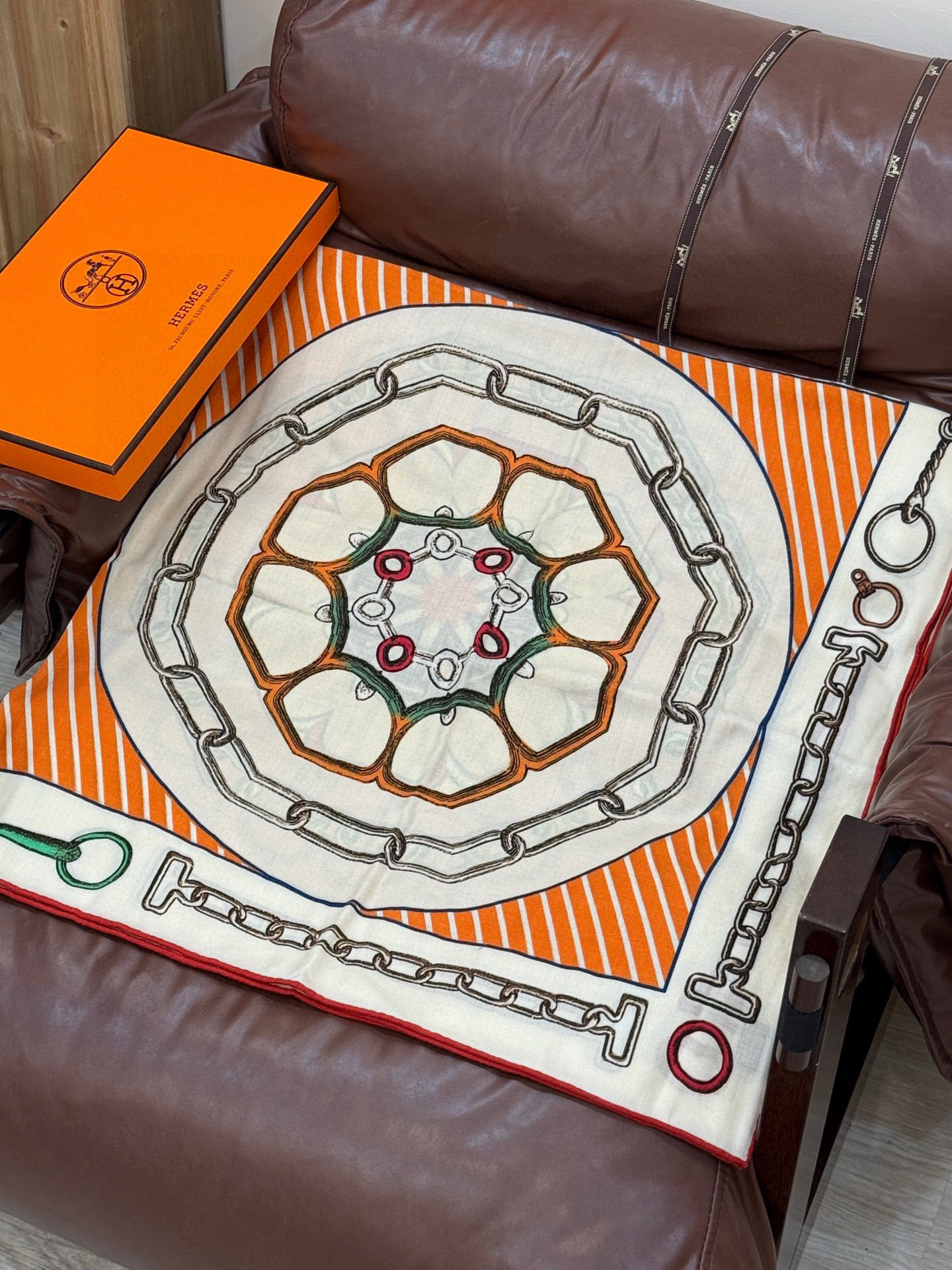 💟2025年早秋上新💞【双面同色丝绒方巾】手工卷边山羊绒和真丝混纺披肩（70%山羊绒，30%桑蚕丝）这款