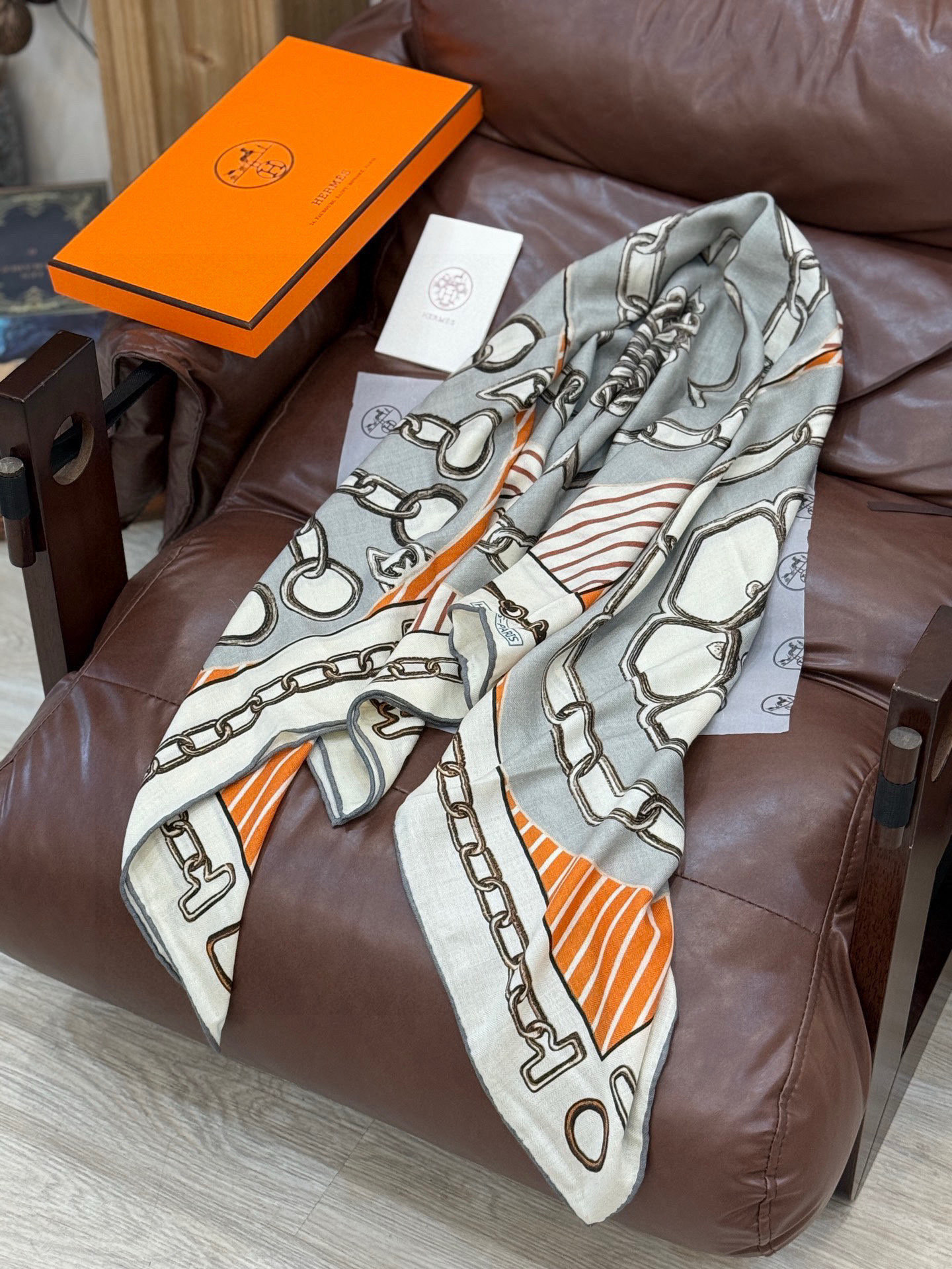 💟2025年早秋上新💞【双面同色丝绒方巾】手工卷边山羊绒和真丝混纺披肩（70%山羊绒，30%桑蚕丝）这款