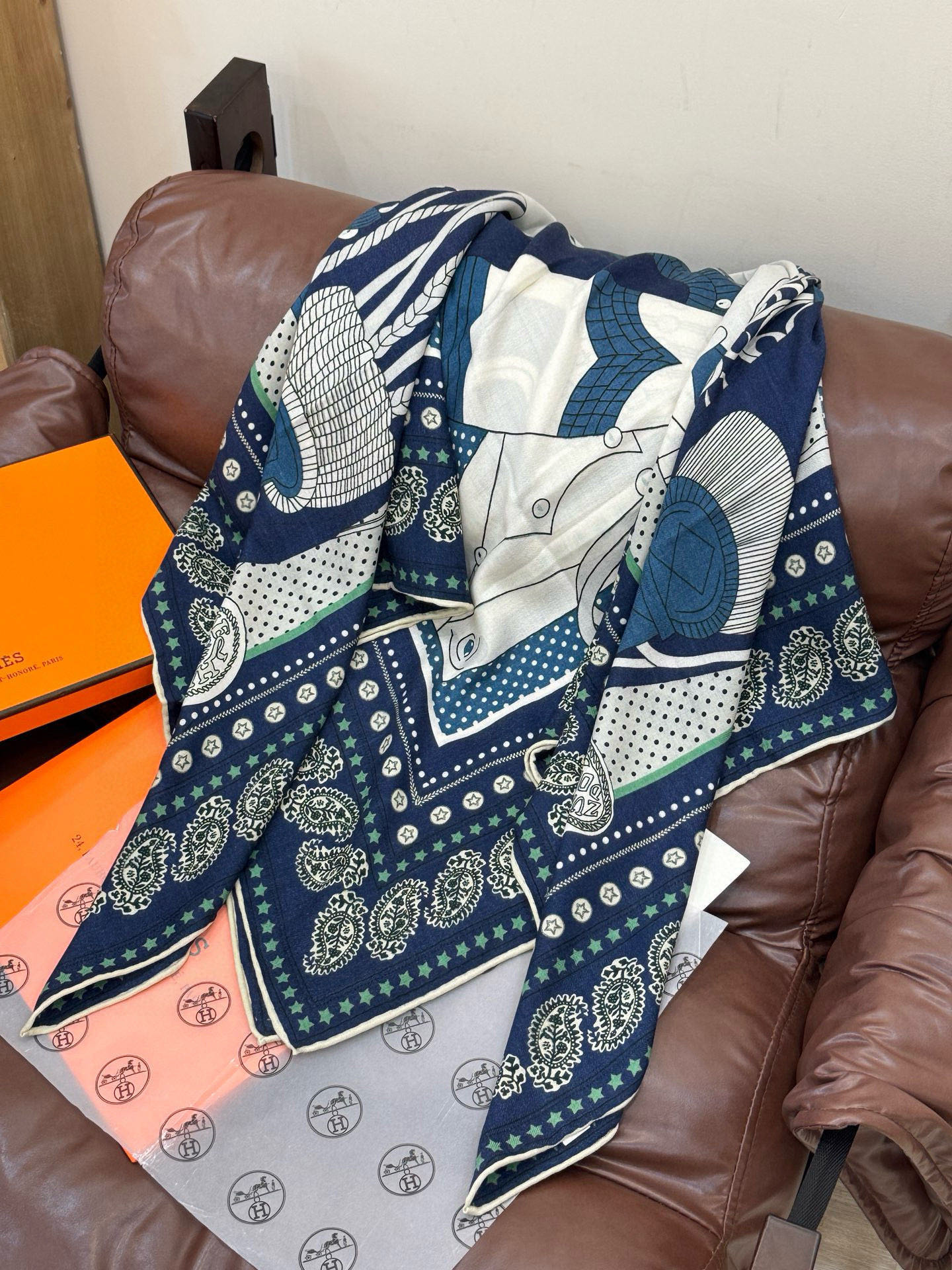 💟羊绒新款🆕👏👏买了都说好看‼️推荐💕爱马仕双面同色羊绒方巾，顶级工艺超值‼️爱马仕专柜爆款🎁💟立体呈现