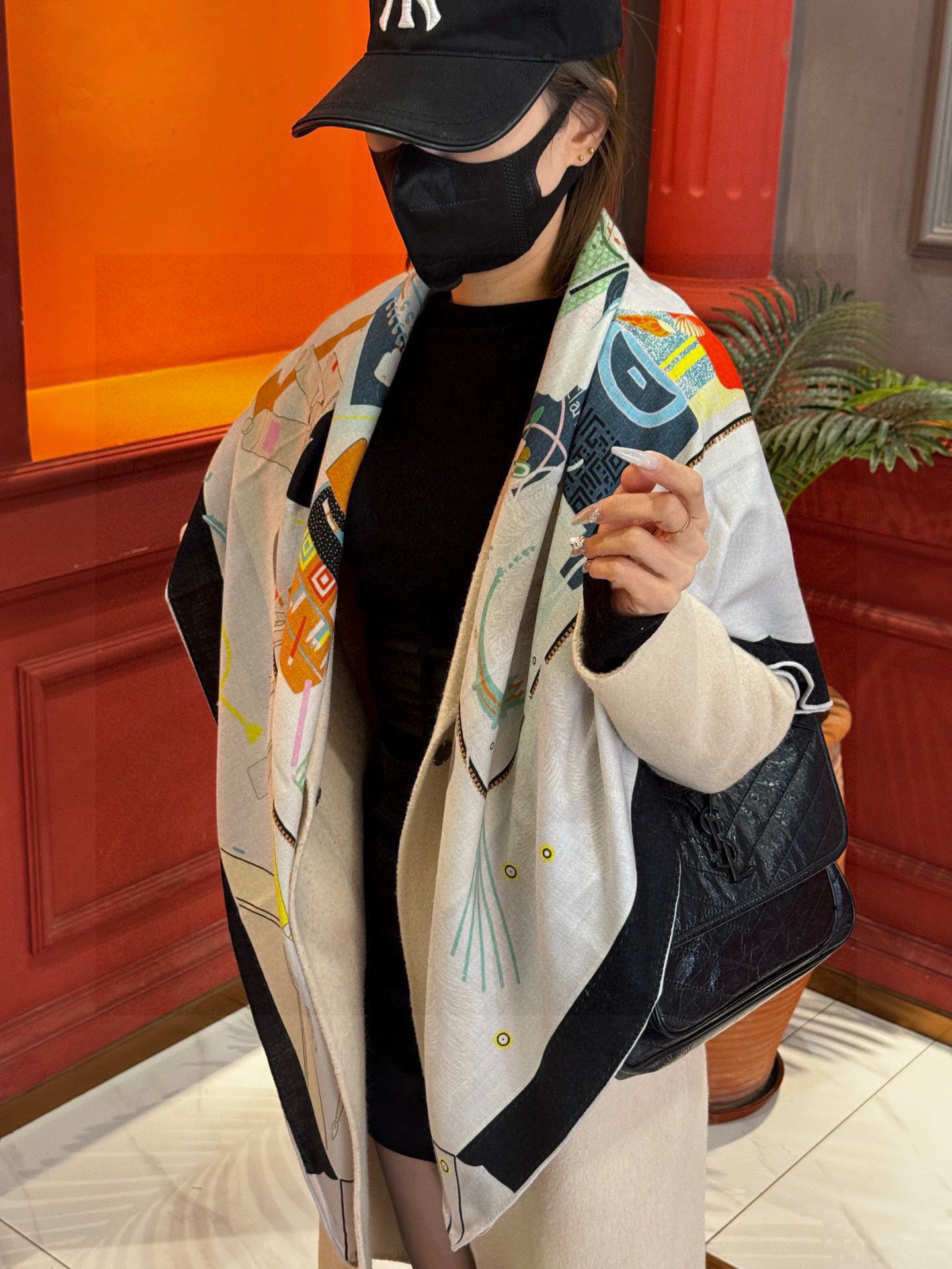 上新❤️。【手提行李】 上新中~这款“手提行李”的款式花色也还是比较经典的颜色色也很秋冬。创作渊源从委内