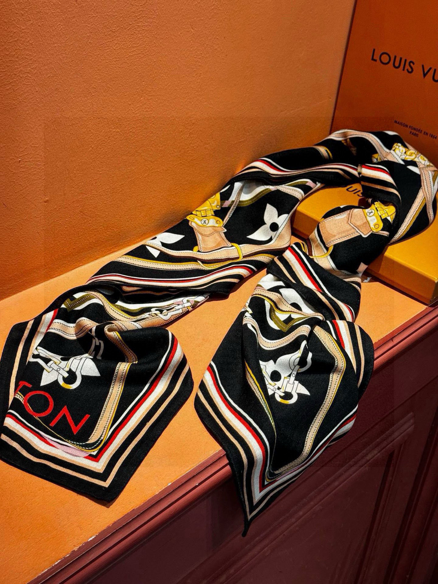 上新❤️ MONOGRAM JACQUARD DENIM140丝绒 方巾 【高定版 双面同色】有些款式他