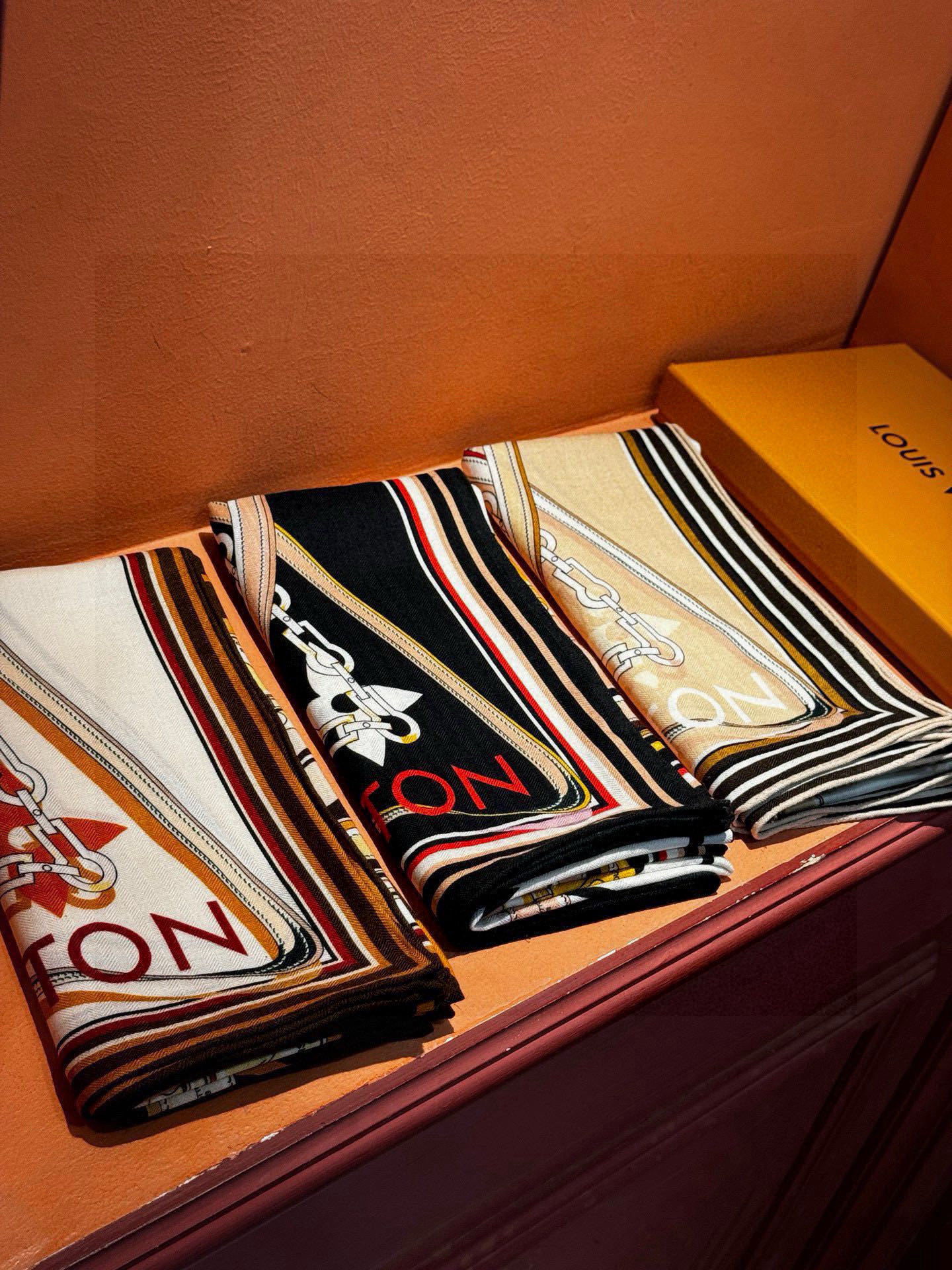 上新❤️ MONOGRAM JACQUARD DENIM140丝绒 方巾 【高定版 双面同色】有些款式他