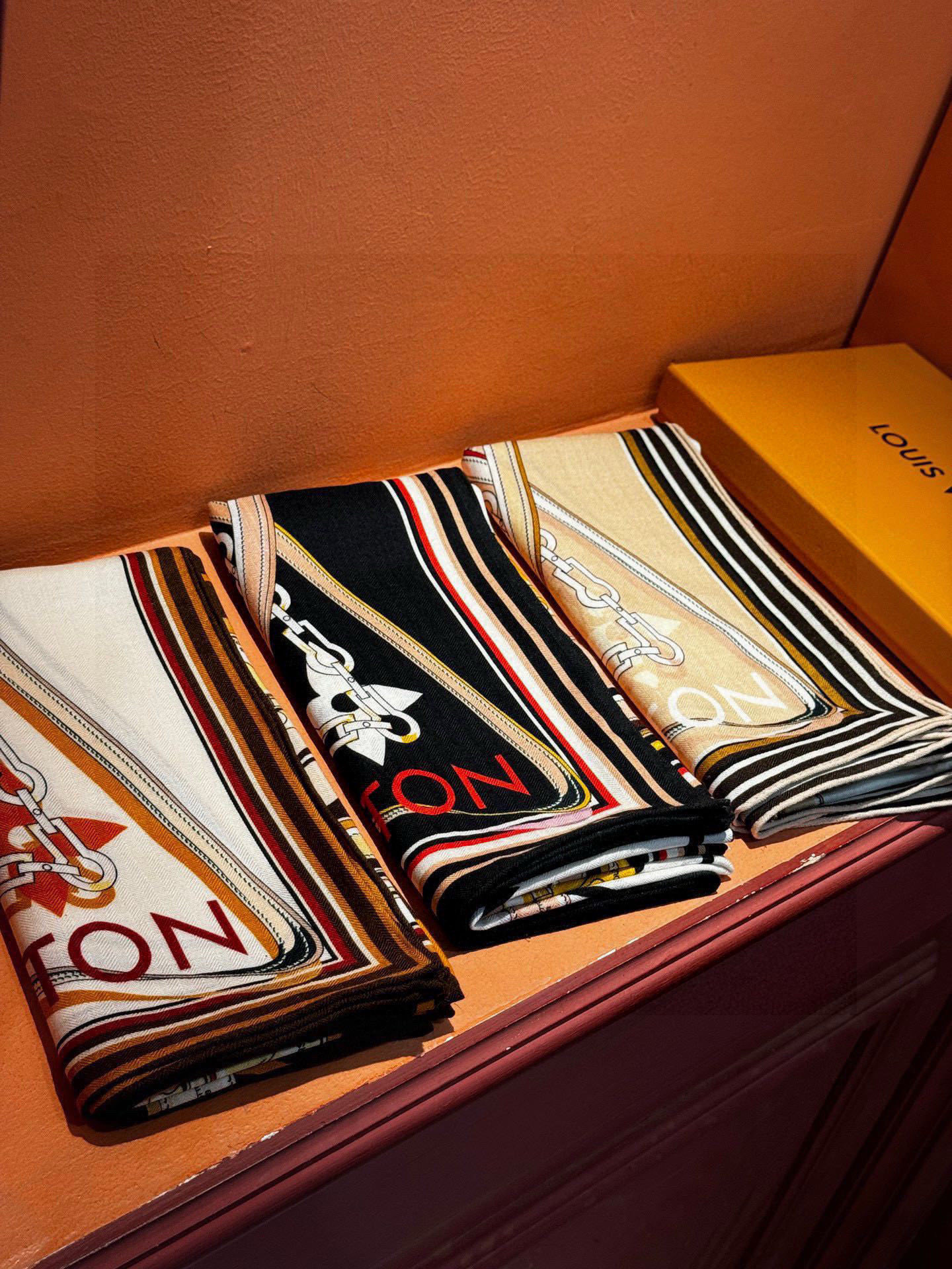 上新❤️ MONOGRAM JACQUARD DENIM140丝绒 方巾 【高定版 双面同色】有些款式他