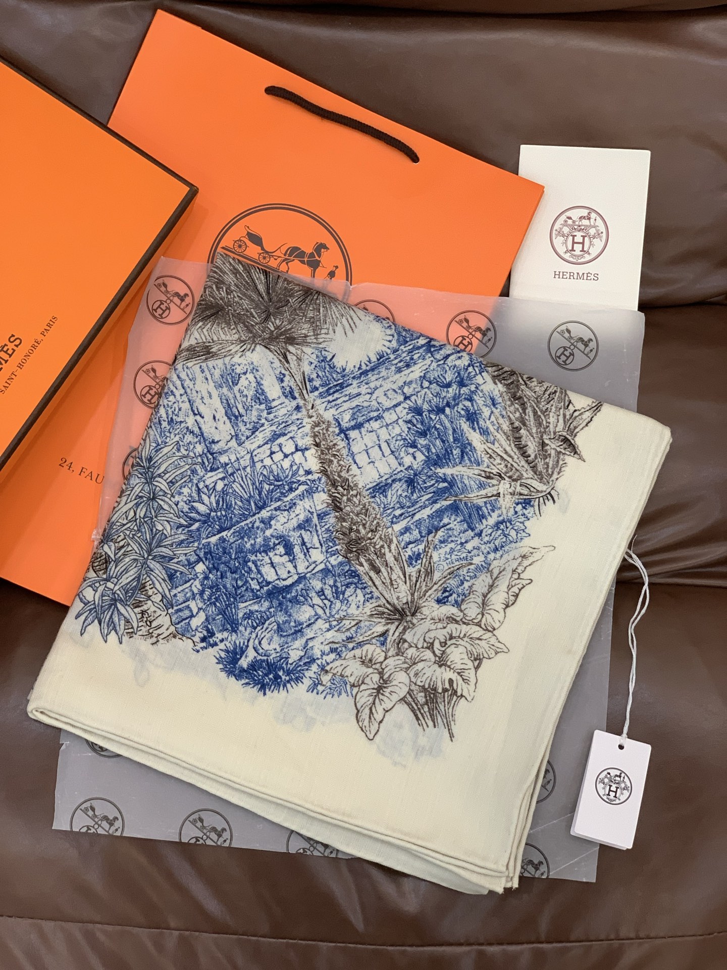 重磅推荐的140顶级丝绒双面异色披肩《回归自然》 披肩尺寸：140*140方巾 70%羊绒30%真丝这张