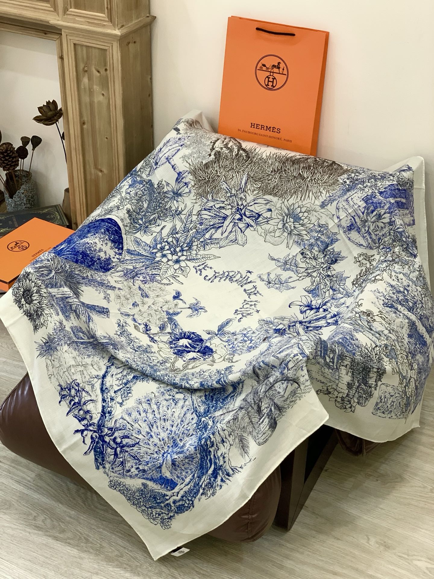 重磅推荐的140顶级丝绒双面异色披肩《回归自然》 披肩尺寸：140*140方巾 70%羊绒30%真丝这张