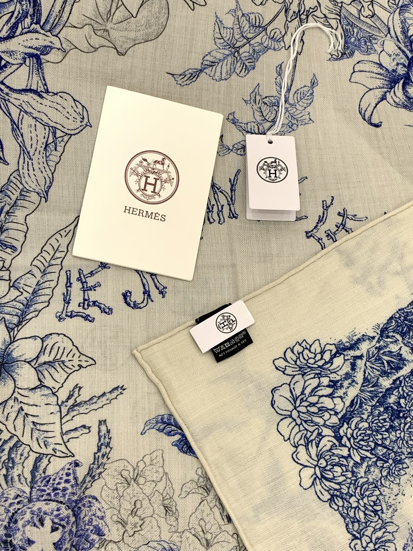 重磅推荐的140顶级丝绒双面异色披肩《回归自然》 披肩尺寸：140*140方巾 70%羊绒30%真丝这张