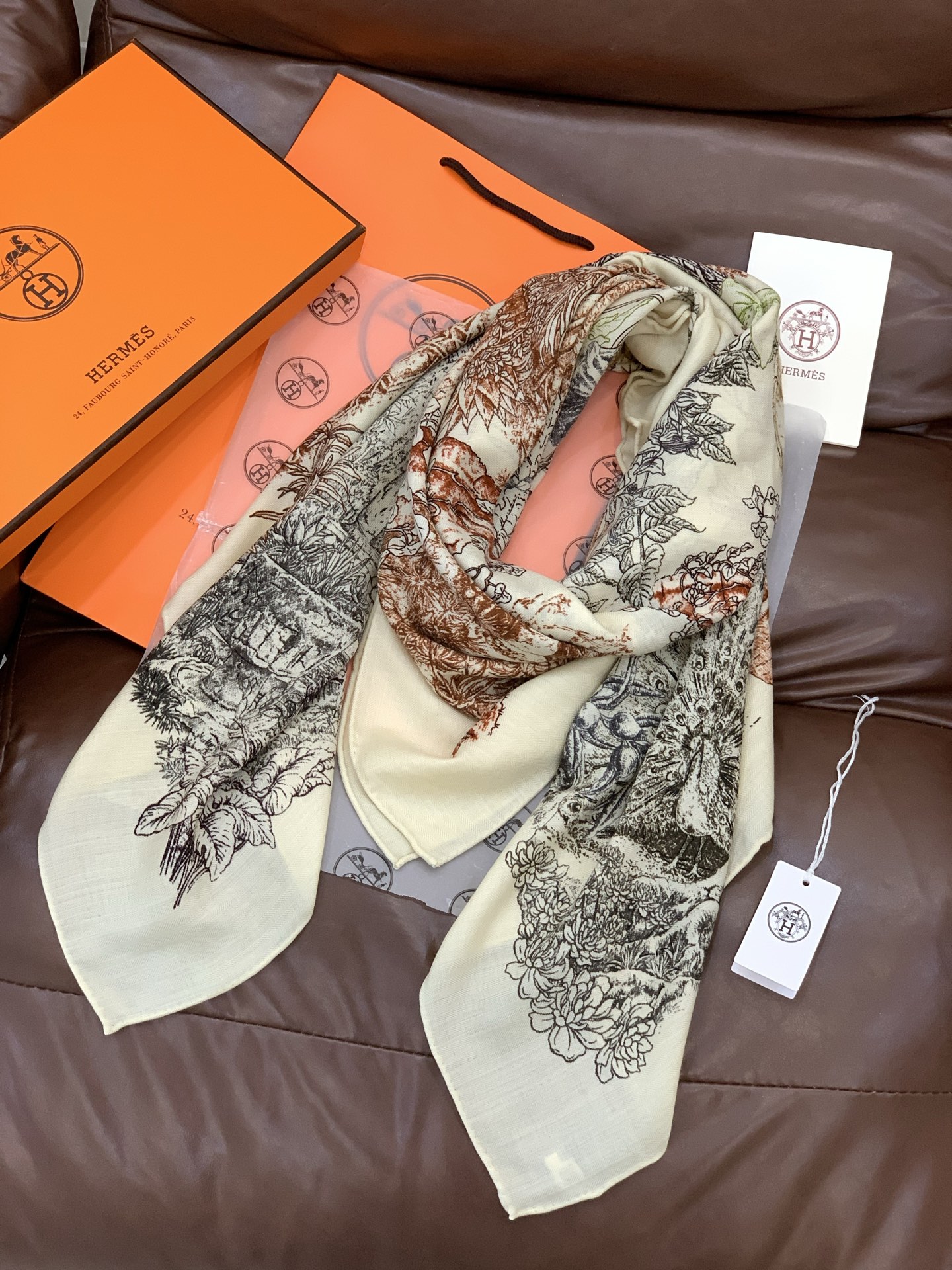 重磅推荐的140顶级丝绒双面异色披肩《回归自然》 披肩尺寸：140*140方巾 70%羊绒30%真丝这张