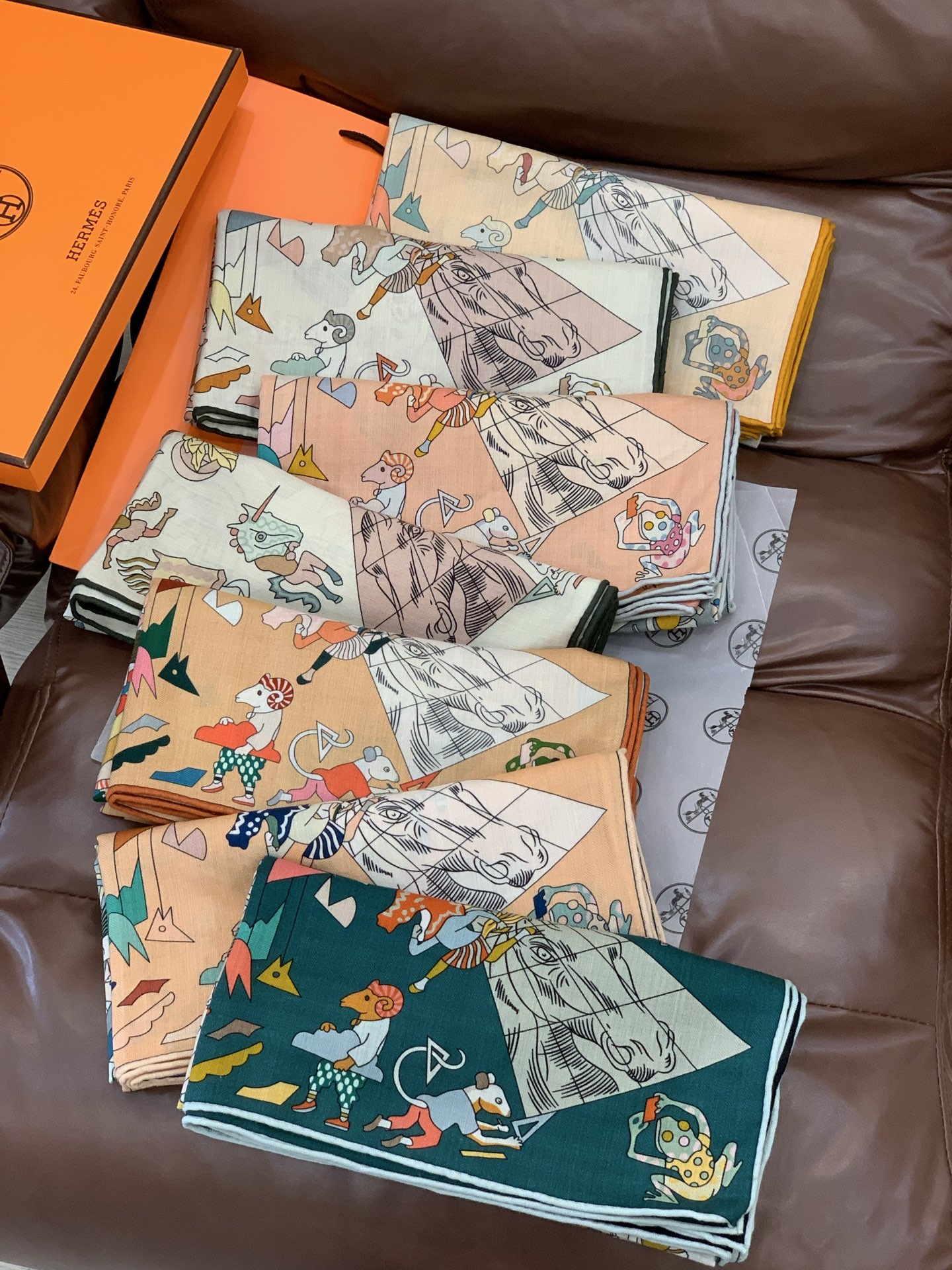 “马术学院”140双面同色丝绒披肩～Hermes 手工卷边丝绒方巾（30%桑蚕丝70%羊绒）这款爱马仕的