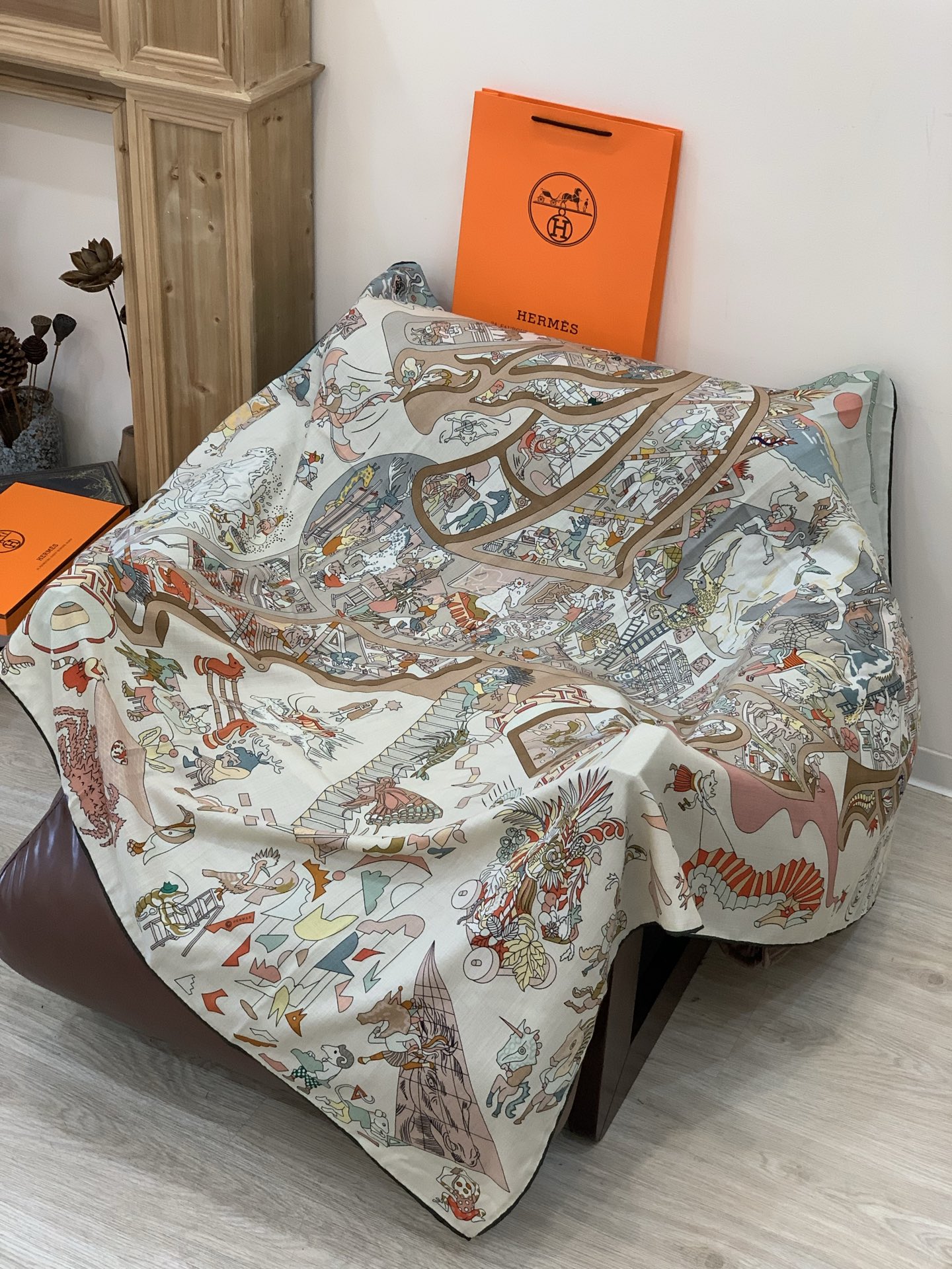 “马术学院”140双面同色丝绒披肩～Hermes 手工卷边丝绒方巾（30%桑蚕丝70%羊绒）这款爱马仕的