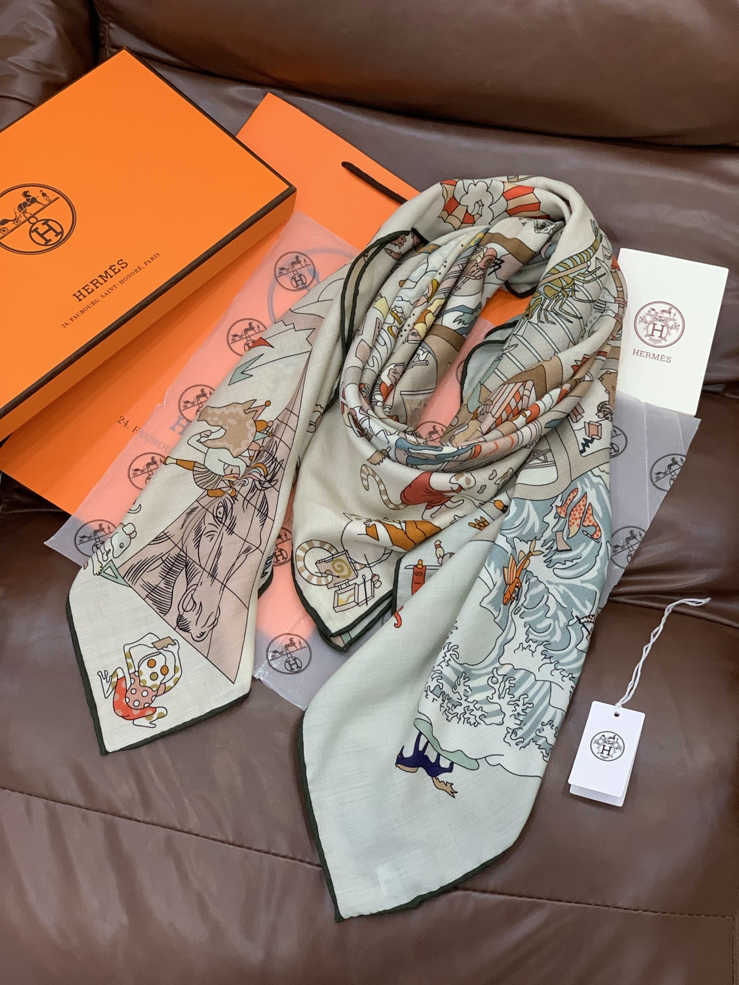 “马术学院”140双面同色丝绒披肩～Hermes 手工卷边丝绒方巾（30%桑蚕丝70%羊绒）这款爱马仕的