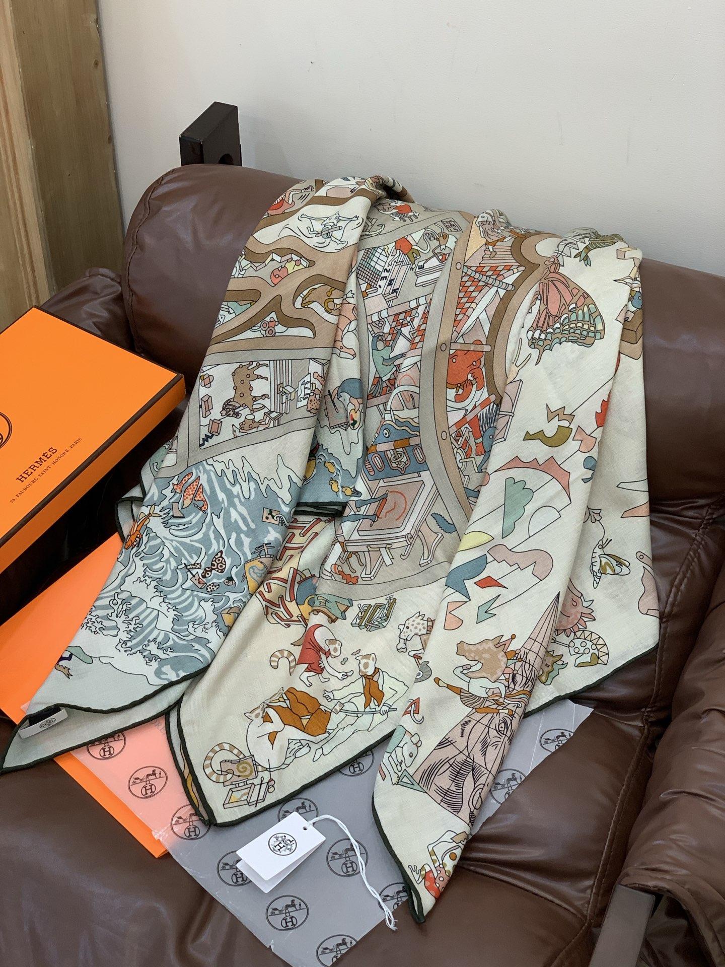 “马术学院”140双面同色丝绒披肩～Hermes 手工卷边丝绒方巾（30%桑蚕丝70%羊绒）这款爱马仕的