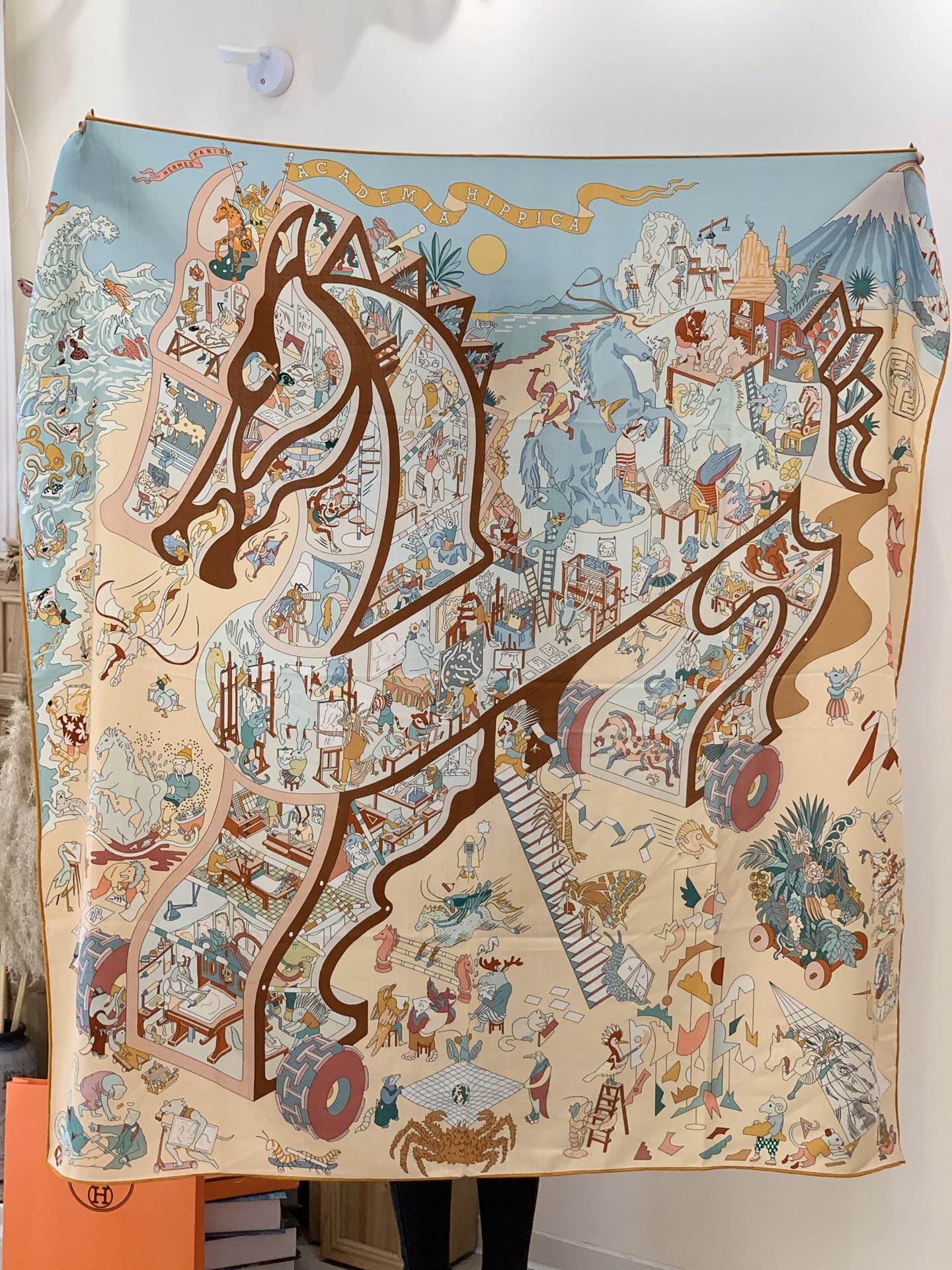 “马术学院”140双面同色丝绒披肩～Hermes 手工卷边丝绒方巾（30%桑蚕丝70%羊绒）这款爱马仕的