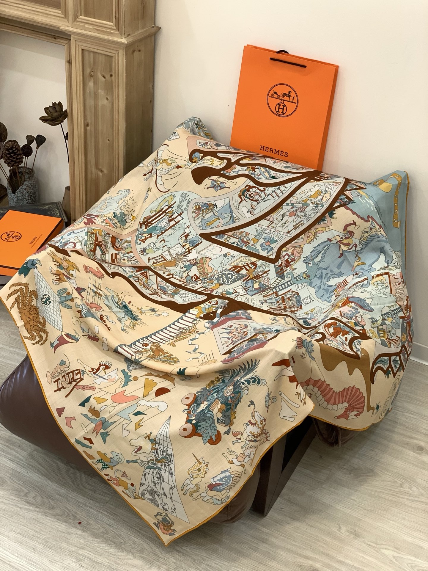 “马术学院”140双面同色丝绒披肩～Hermes 手工卷边丝绒方巾（30%桑蚕丝70%羊绒）这款爱马仕的