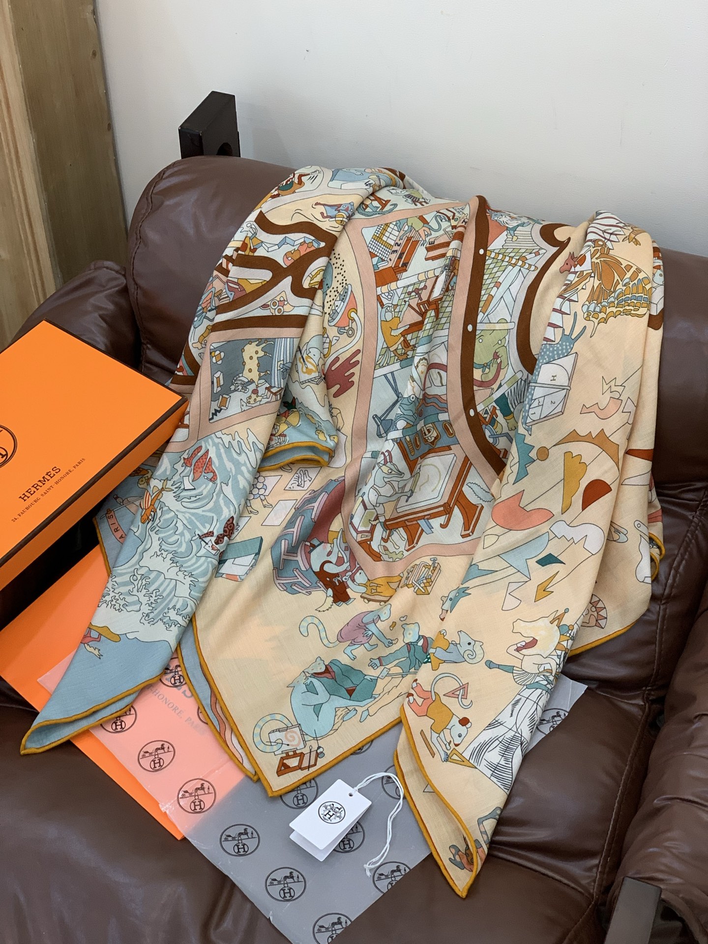 “马术学院”140双面同色丝绒披肩～Hermes 手工卷边丝绒方巾（30%桑蚕丝70%羊绒）这款爱马仕的