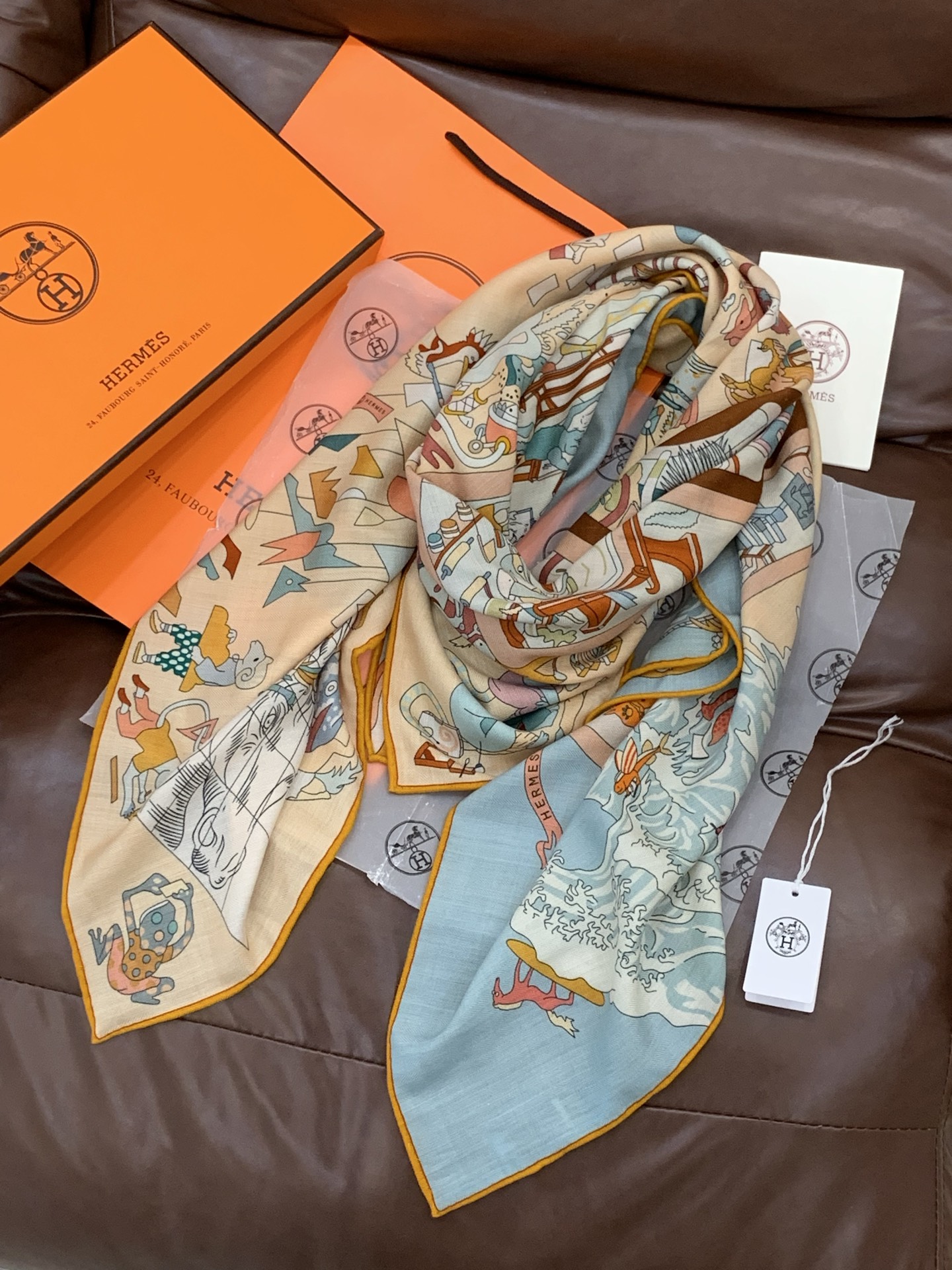 “马术学院”140双面同色丝绒披肩～Hermes 手工卷边丝绒方巾（30%桑蚕丝70%羊绒）这款爱马仕的